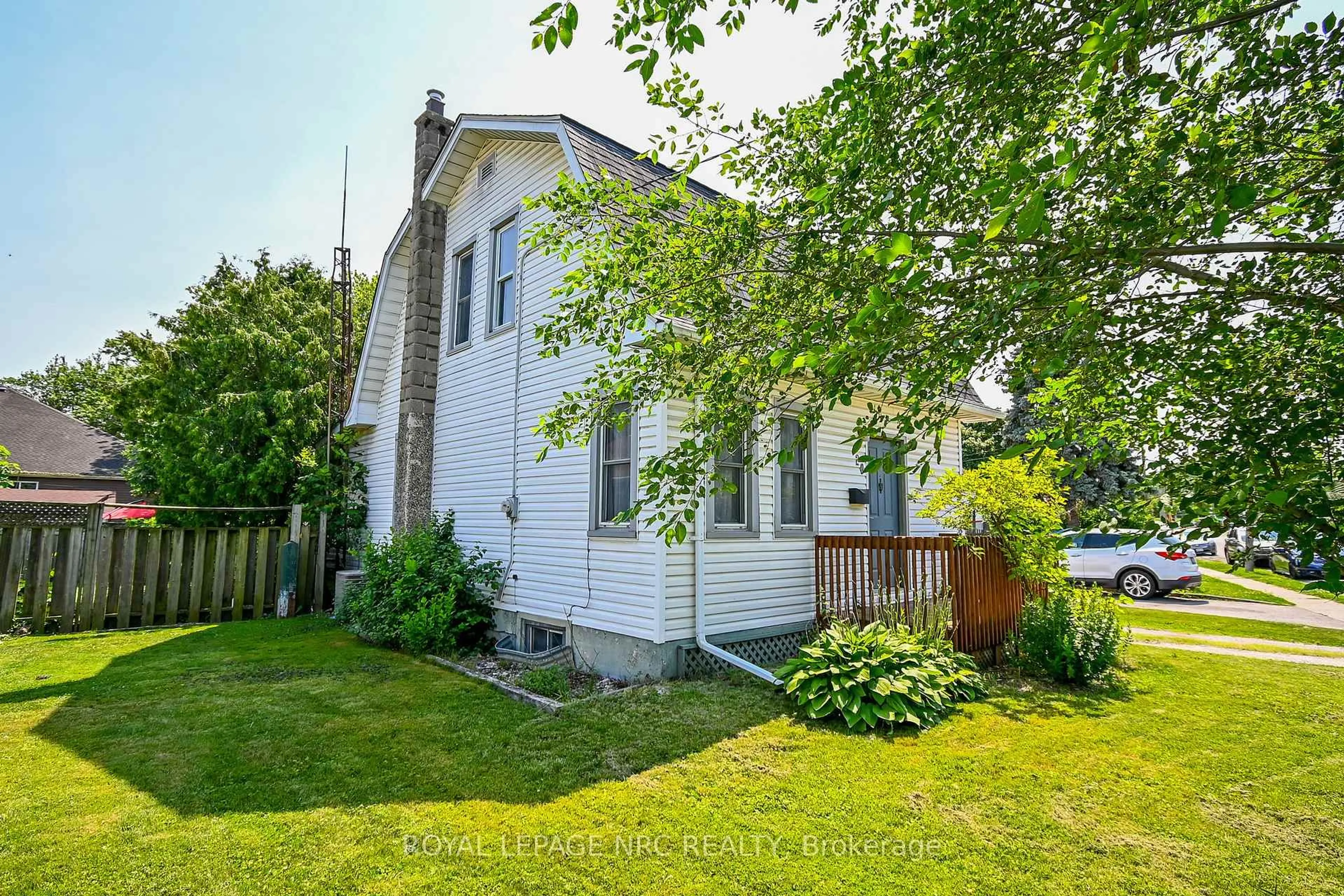A pic from outside/outdoor area/front of a property/back of a property/a pic from drone, street for 20 Townline Rd, Thorold Ontario L2V 1W2