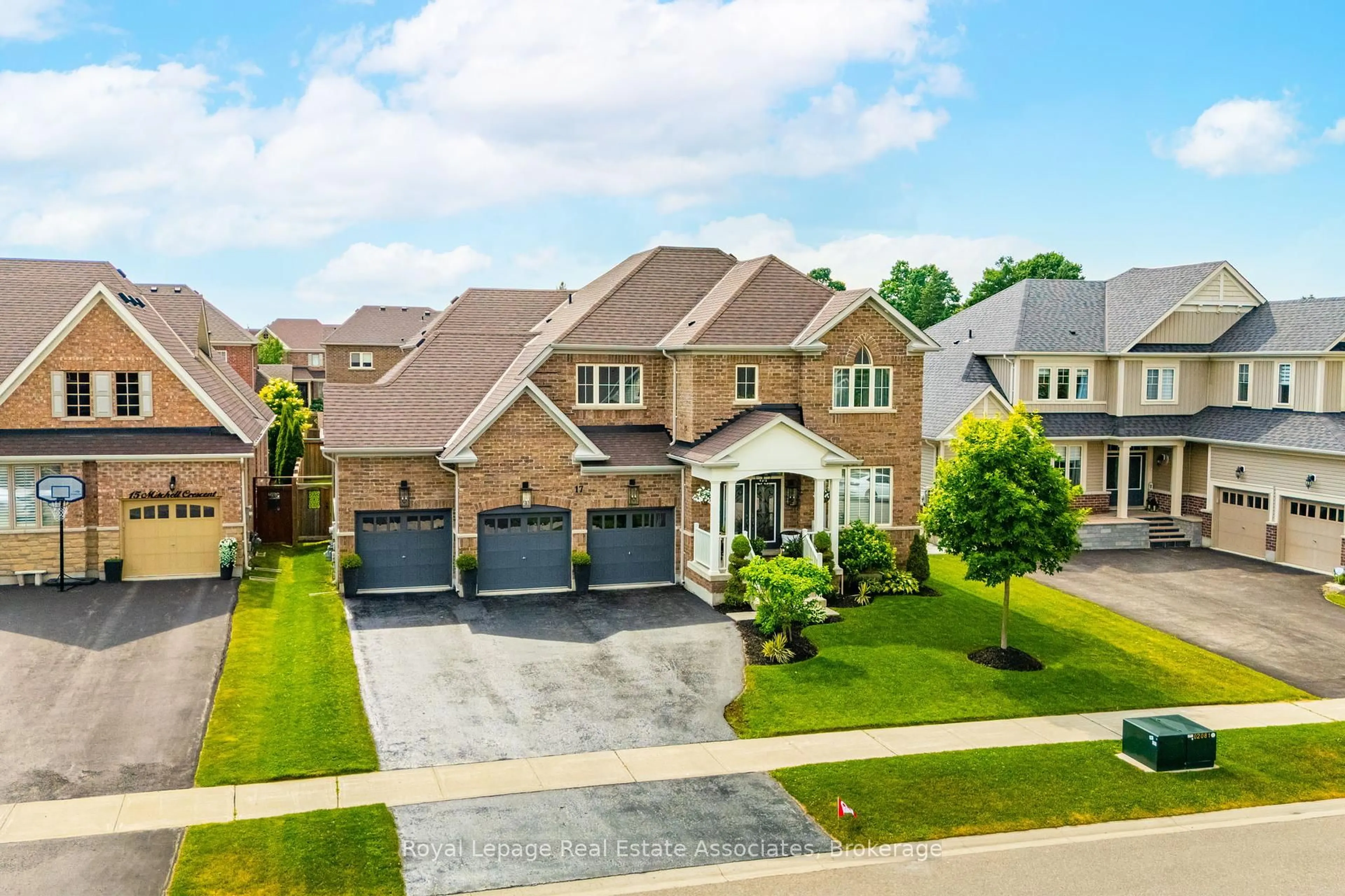 A pic from outside/outdoor area/front of a property/back of a property/a pic from drone, street for 17 Mitchell Cres, Mono Ontario L9W 6W6