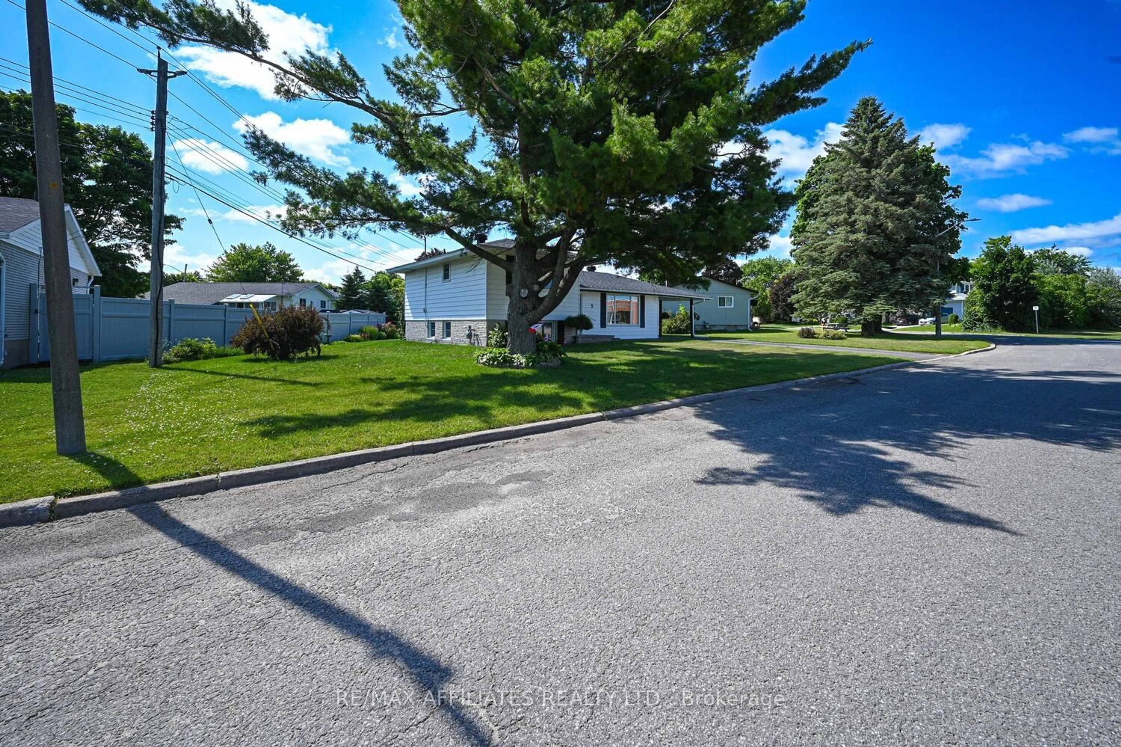 A pic from outside/outdoor area/front of a property/back of a property/a pic from drone, street for 5 Ross St, Smiths Falls Ontario K7A 4L4