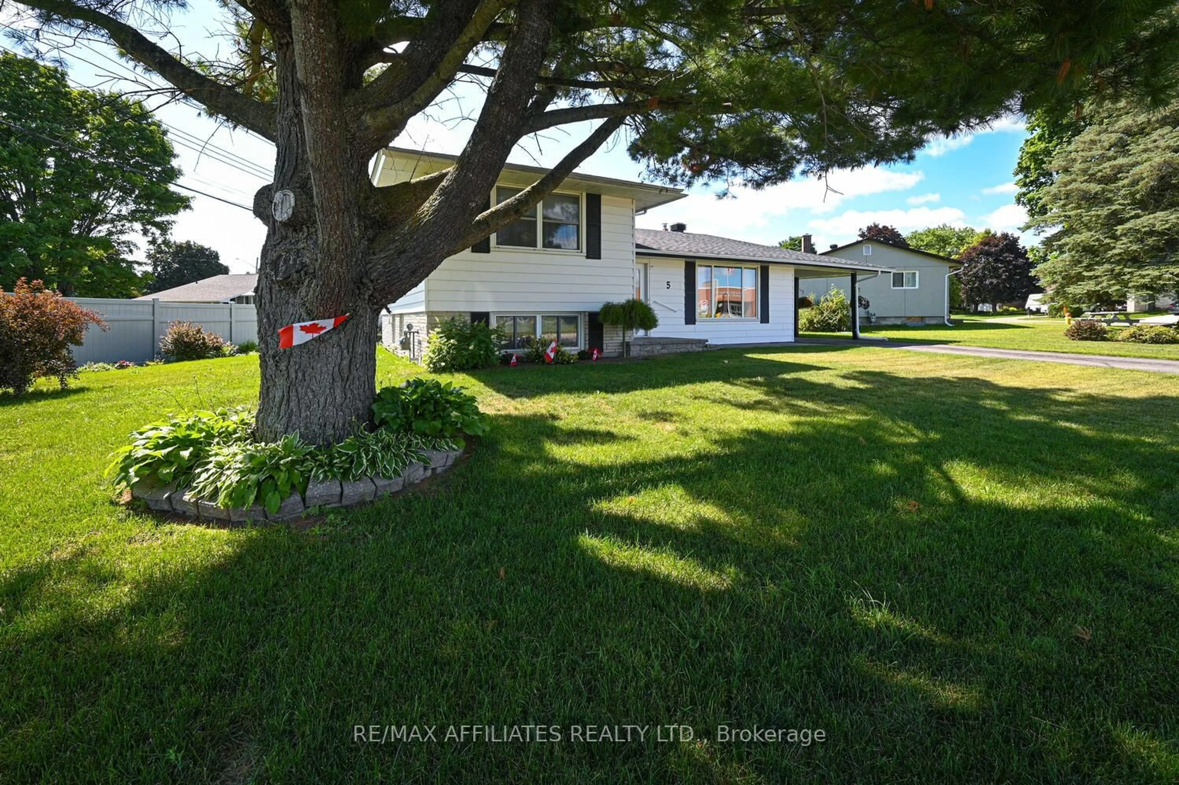 A pic from outside/outdoor area/front of a property/back of a property/a pic from drone, street for 5 Ross St, Smiths Falls Ontario K7A 4L4