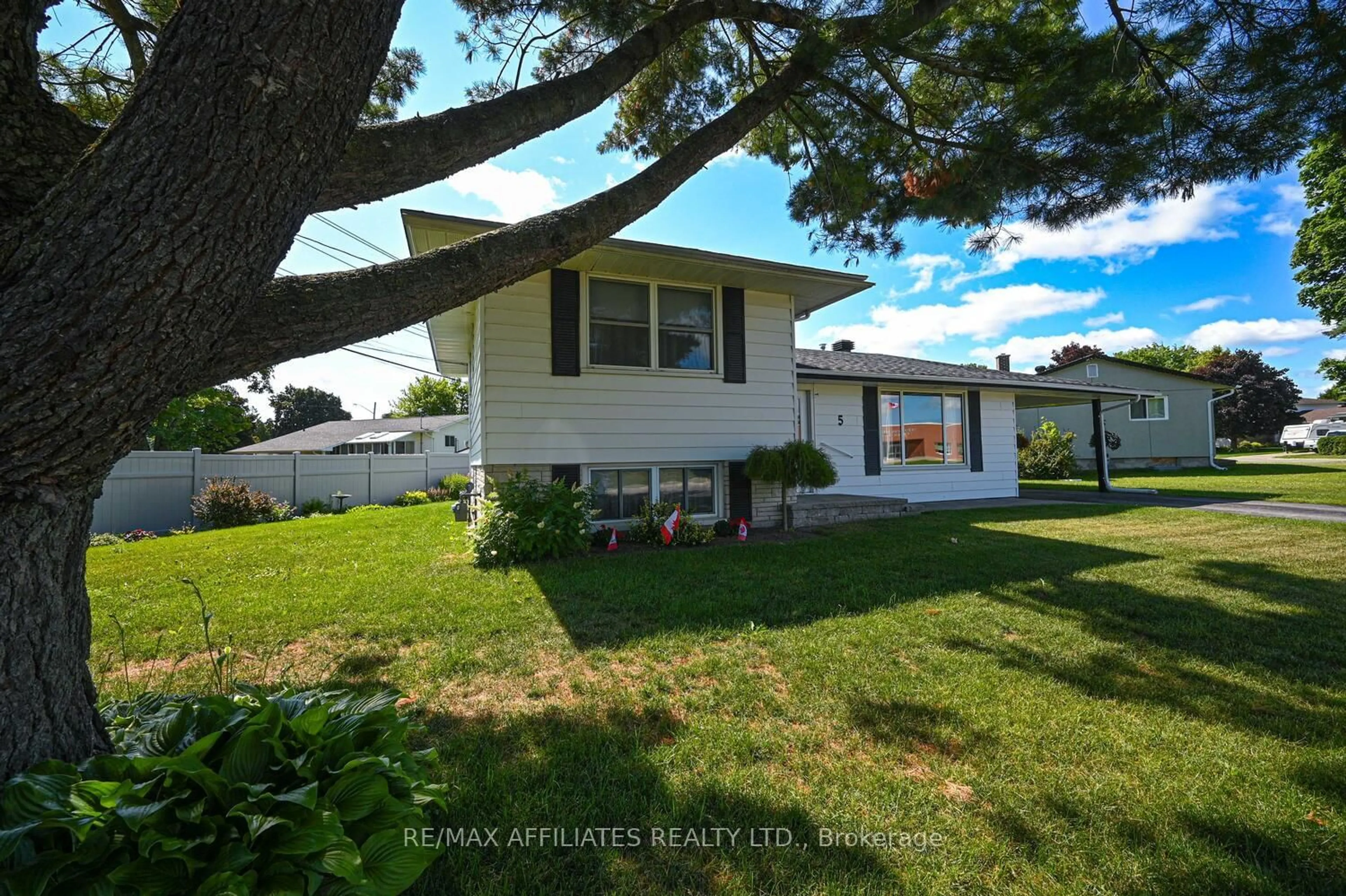 Home with vinyl exterior material, unknown for 5 Ross St, Smiths Falls Ontario K7A 4L4