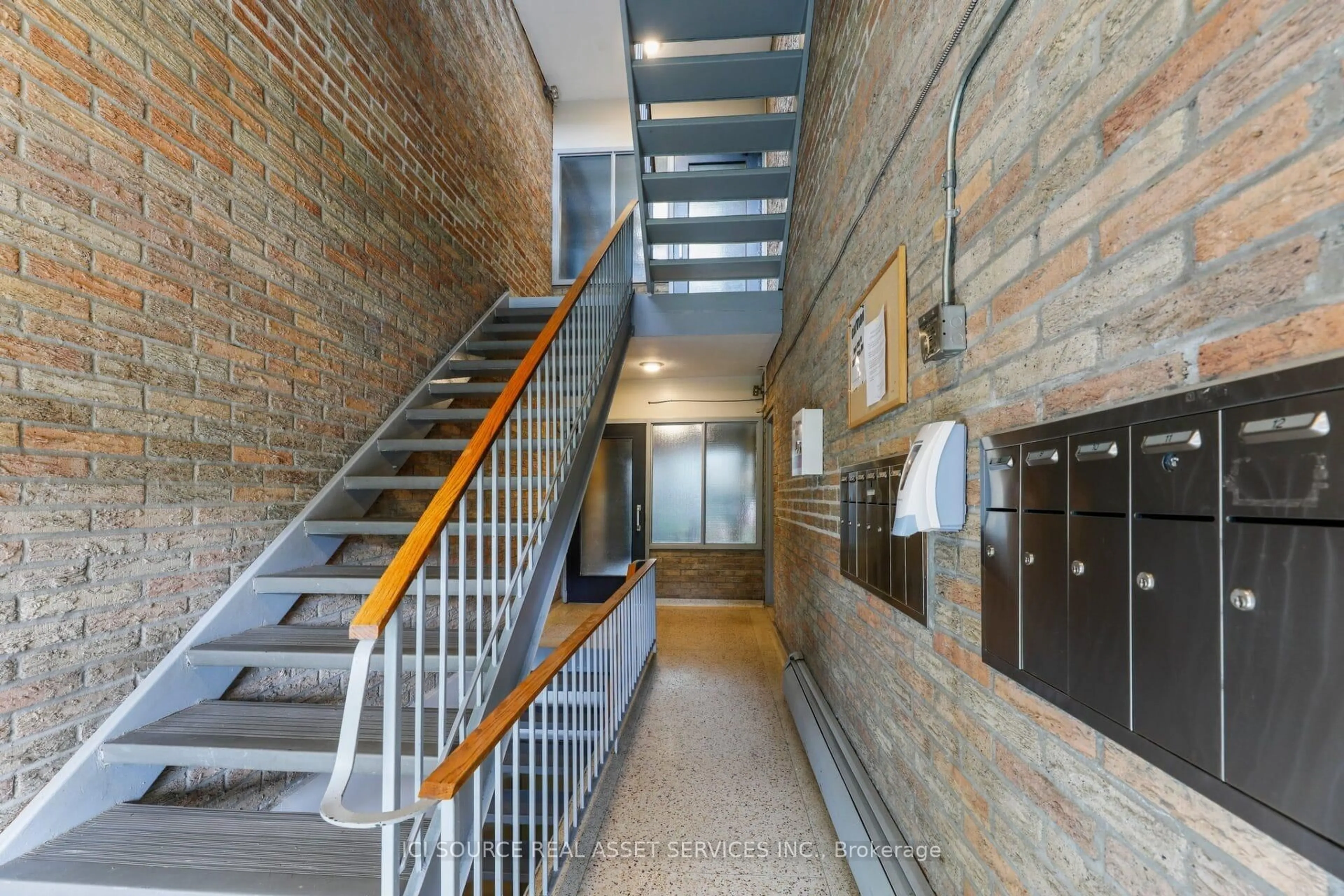 Indoor foyer for 655 Wonderland Rd #7, London South Ontario N6K 1M1