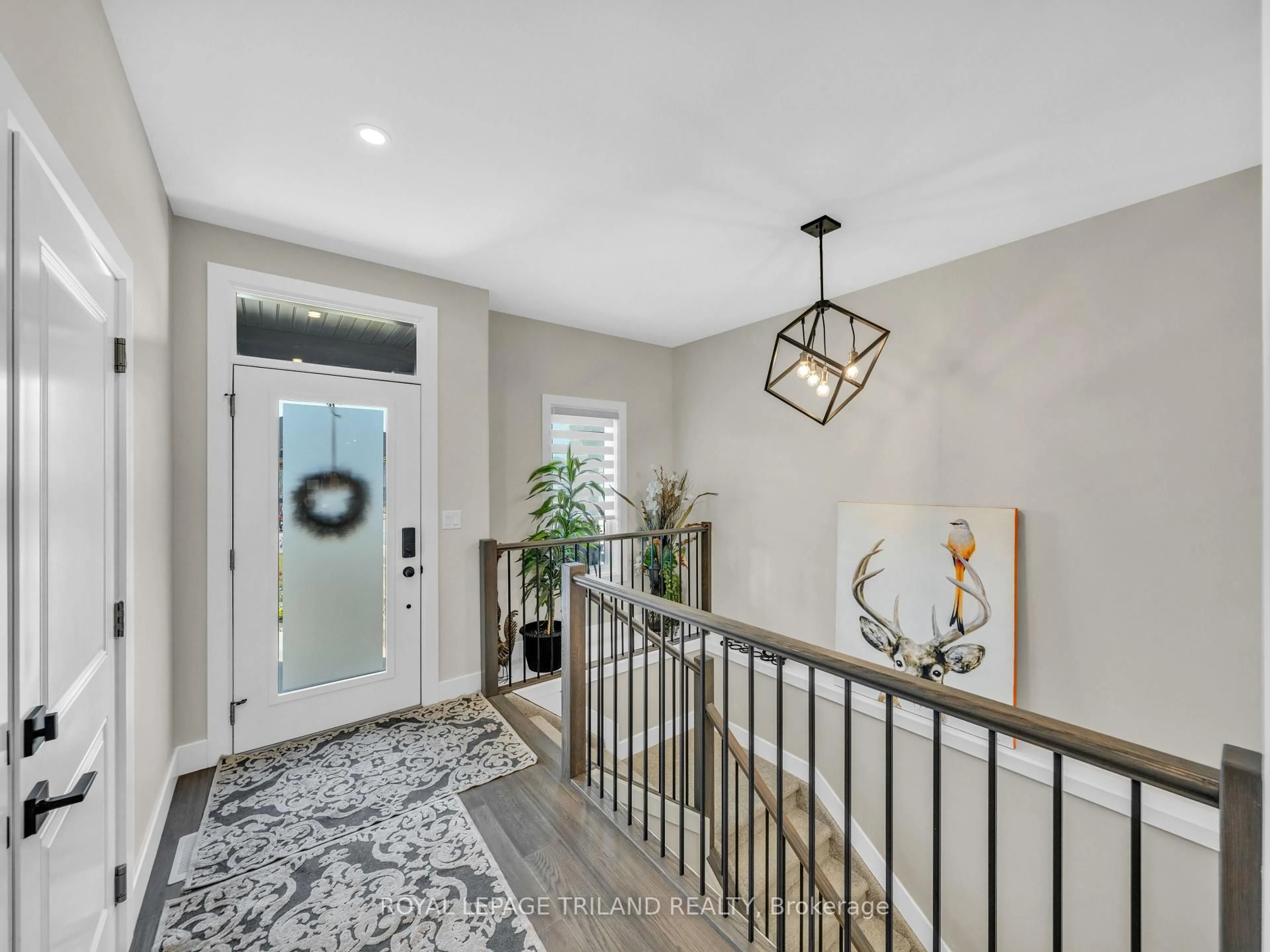 Indoor entryway for 104 Brighton Pl, Chatham-Kent Ontario N7L 0G7