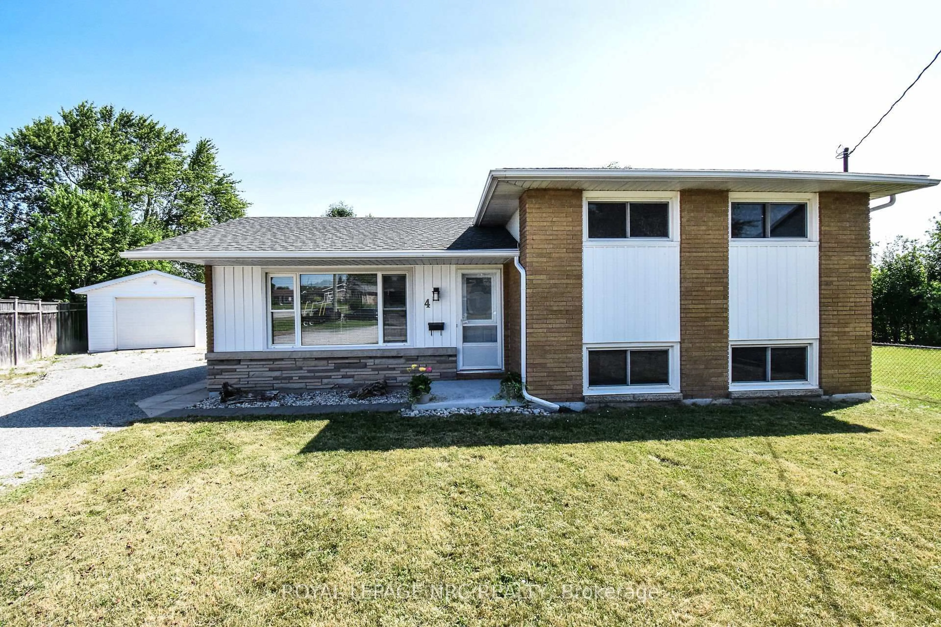 Home with vinyl exterior material, street for 4 Court St, Fort Erie Ontario L2A 2G4
