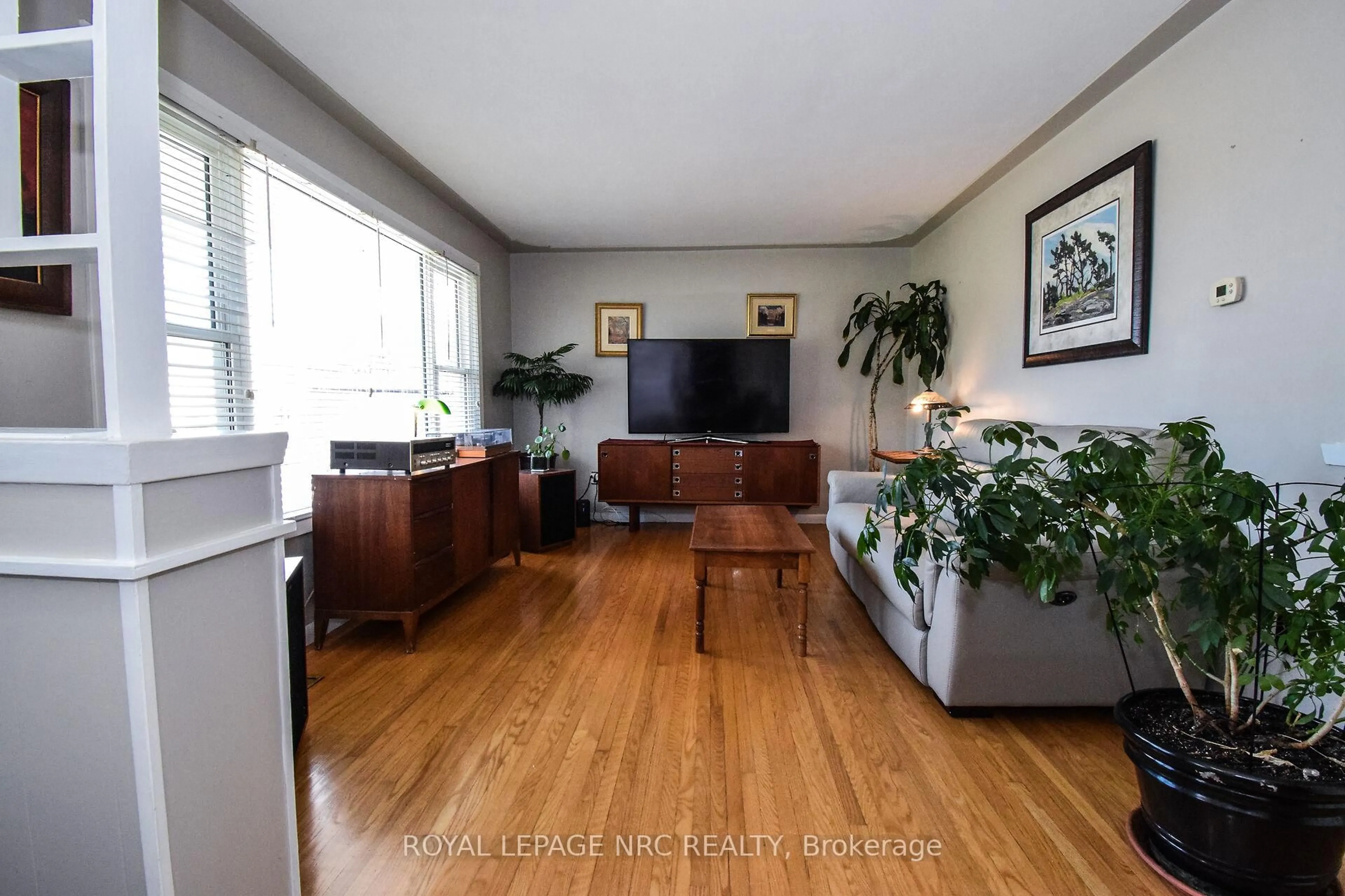 Living room with furniture, wood/laminate floor for 4 Court St, Fort Erie Ontario L2A 2G4