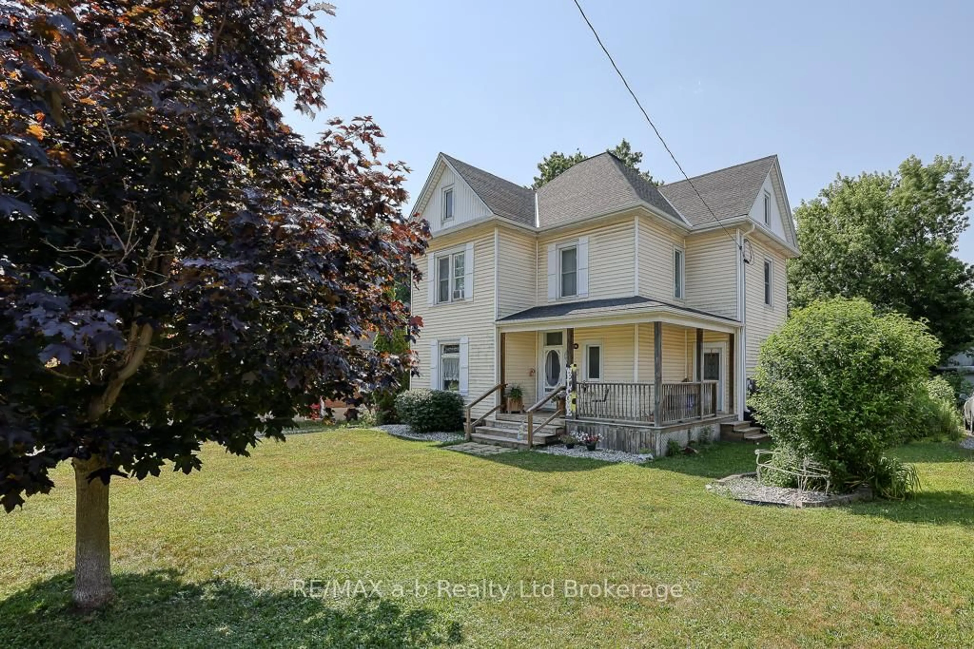 A pic from outside/outdoor area/front of a property/back of a property/a pic from drone, street for 136 Charles St, Ingersoll Ontario N5C 2M1