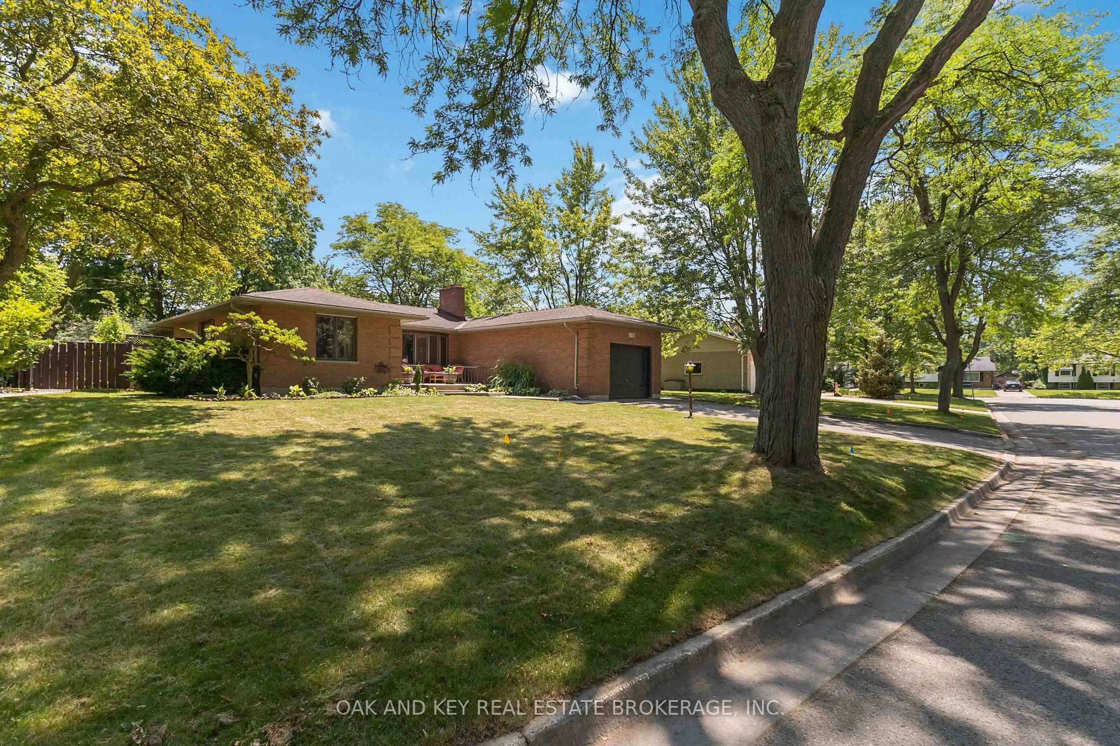 A pic from outside/outdoor area/front of a property/back of a property/a pic from drone, street for 770 Galloway Cres, London South Ontario N6J 2Y7