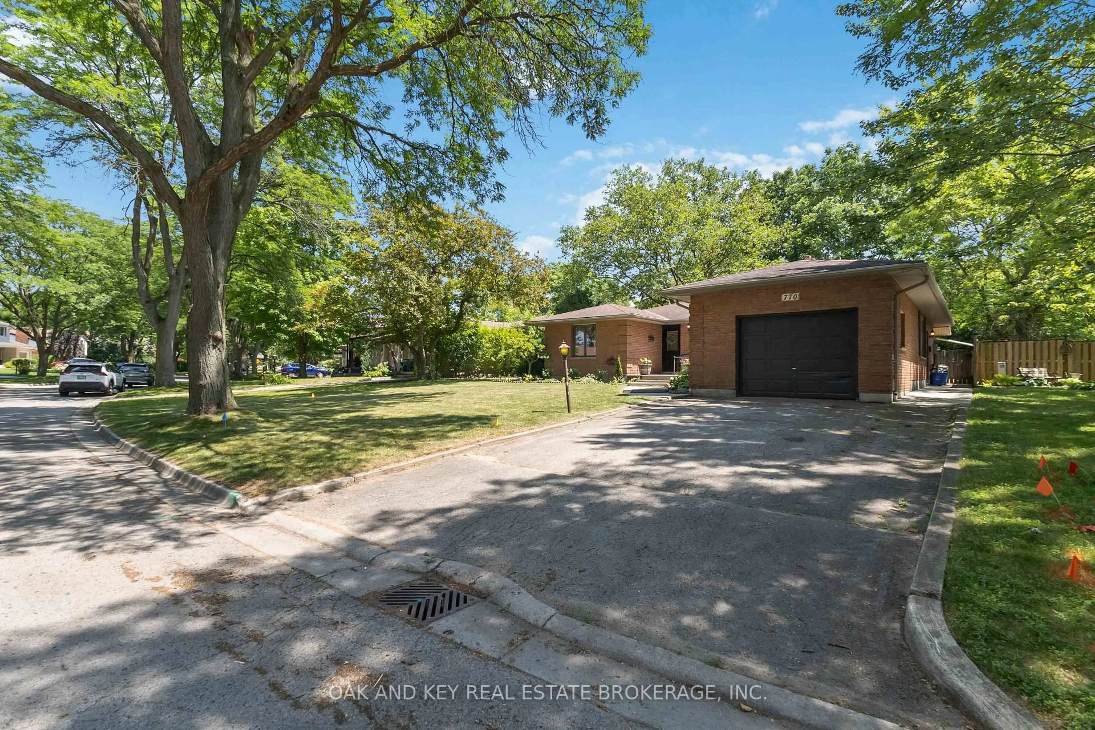 A pic from outside/outdoor area/front of a property/back of a property/a pic from drone, street for 770 Galloway Cres, London South Ontario N6J 2Y7
