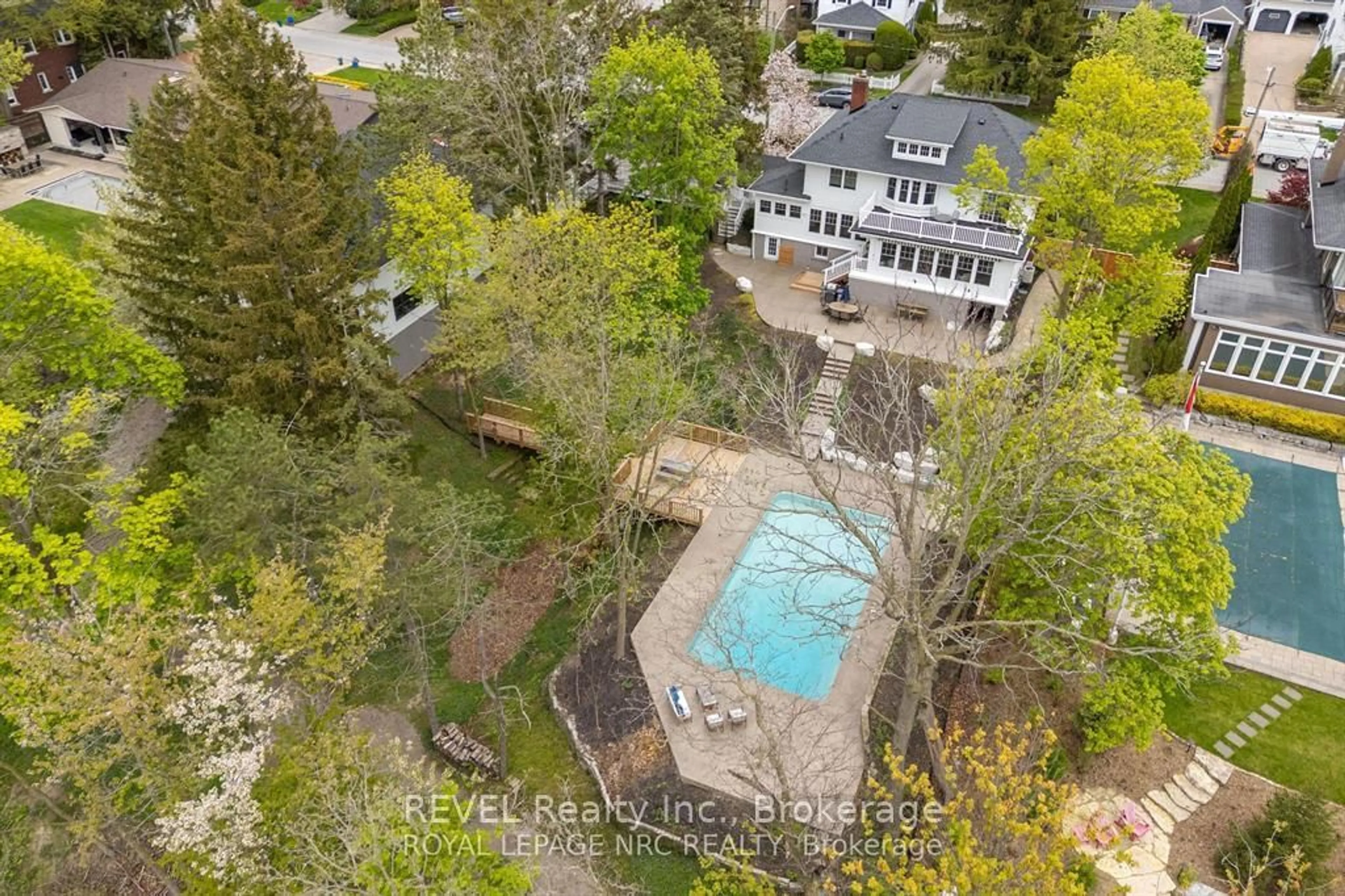 A pic from outside/outdoor area/front of a property/back of a property/a pic from drone, water/lake/river/ocean view for 50 Hillcrest Ave, St. Catharines Ontario L2R 4Y1