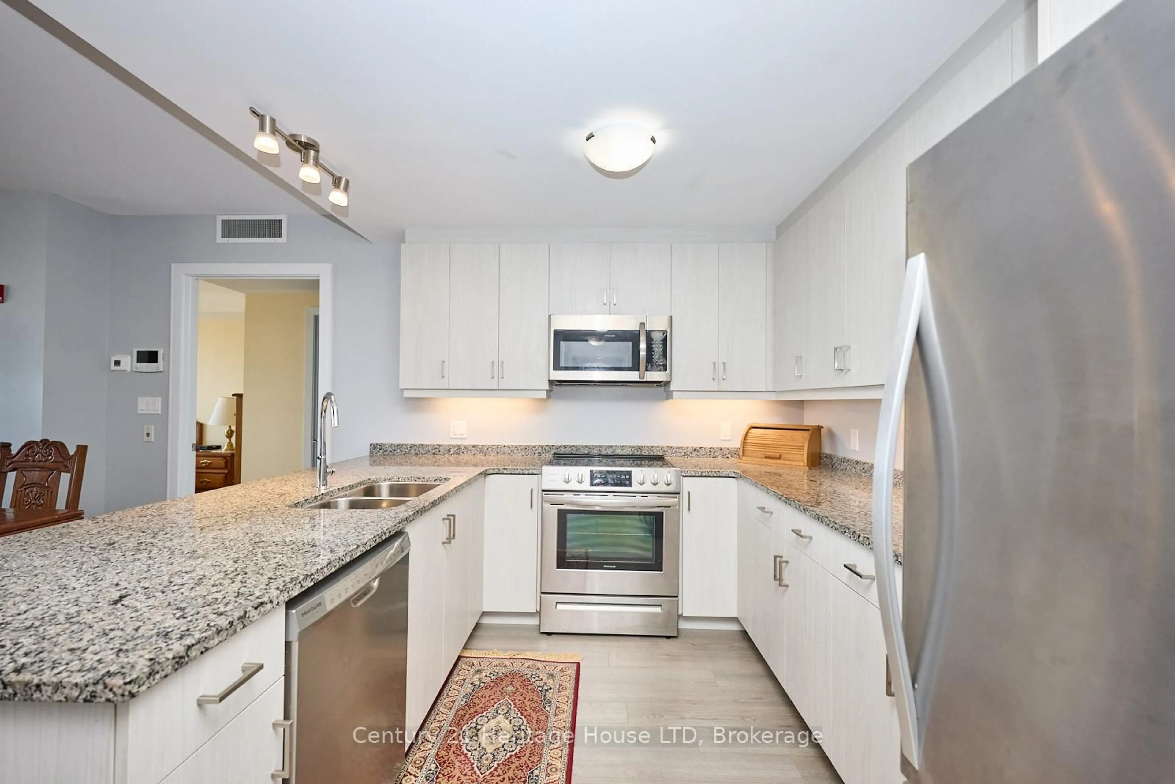 Standard kitchen, unknown for 300 FOURTH Ave #304, St. Catharines Ontario L2S 0E6