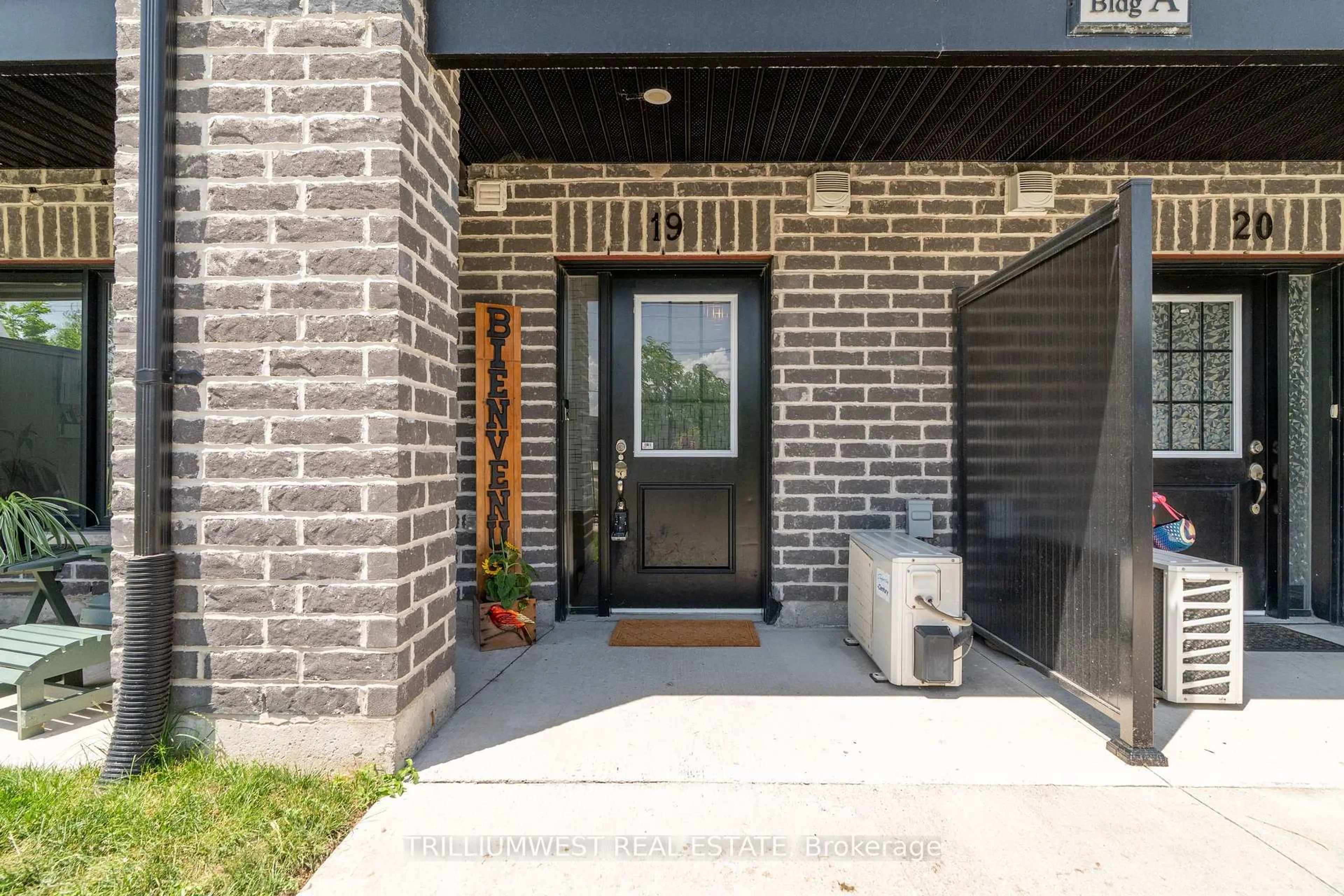 Indoor entryway for 160 Rochefort St #A19 (90), Kitchener Ontario N2R 0P5