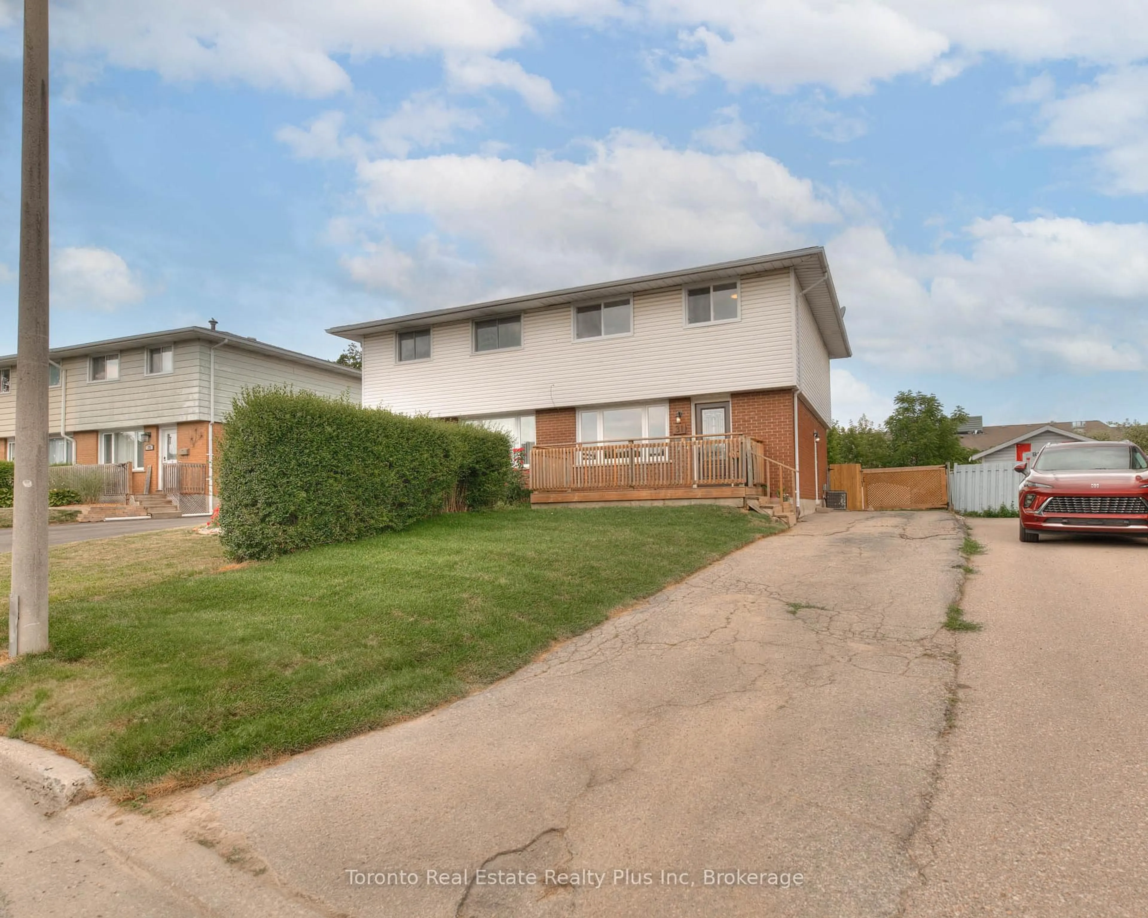 A pic from outside/outdoor area/front of a property/back of a property/a pic from drone, street for 31 Roberts Cres, Kitchener Ontario N2E 1A6