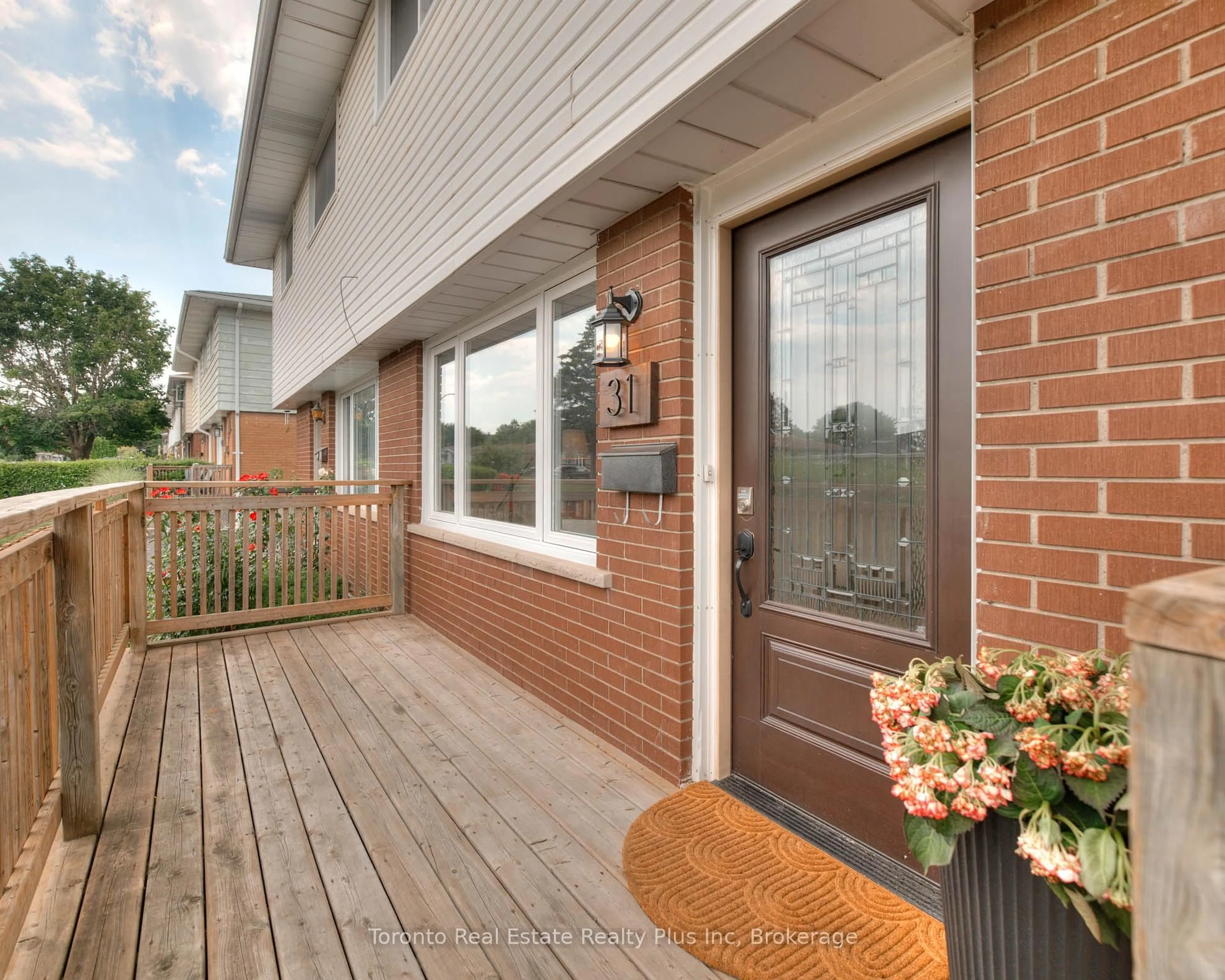 Home with brick exterior material, street for 31 Roberts Cres, Kitchener Ontario N2E 1A6