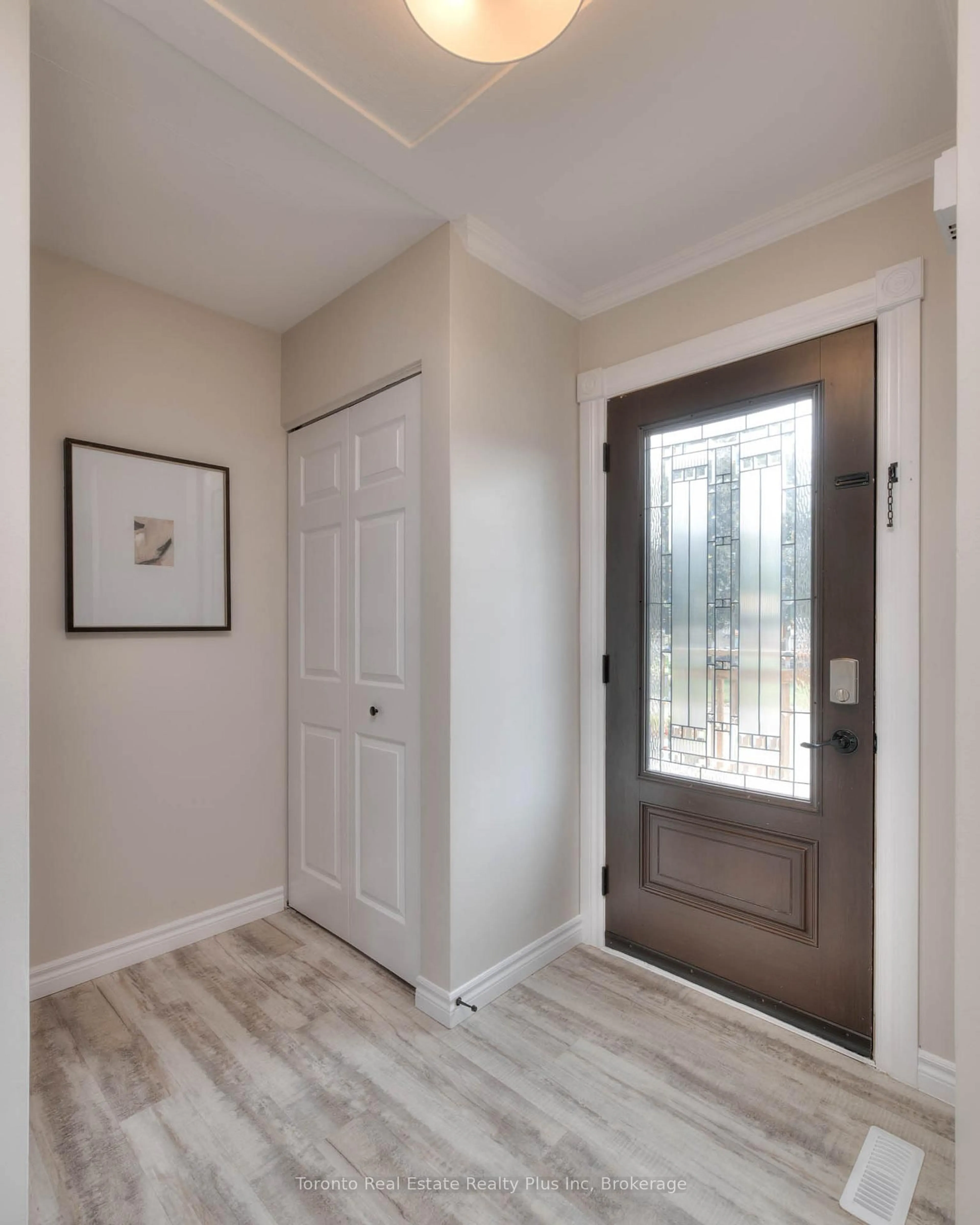 Indoor entryway for 31 Roberts Cres, Kitchener Ontario N2E 1A6