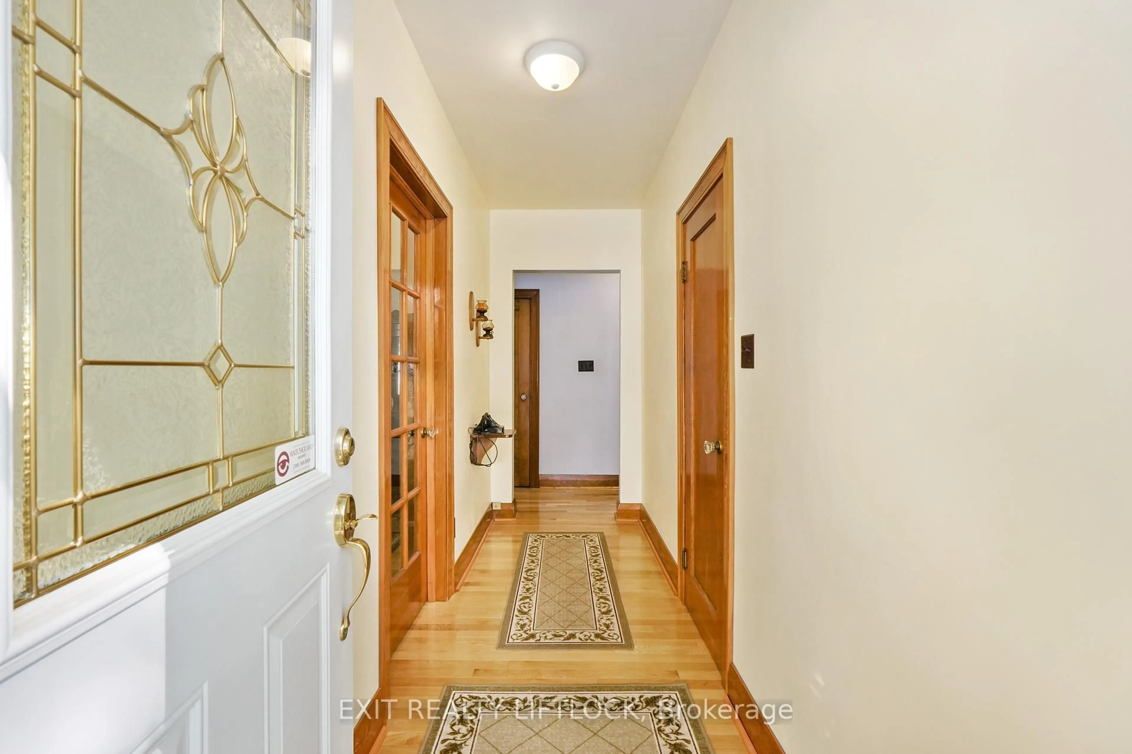 Indoor entryway for 548 King George St, Peterborough South Ontario K9J 1S4