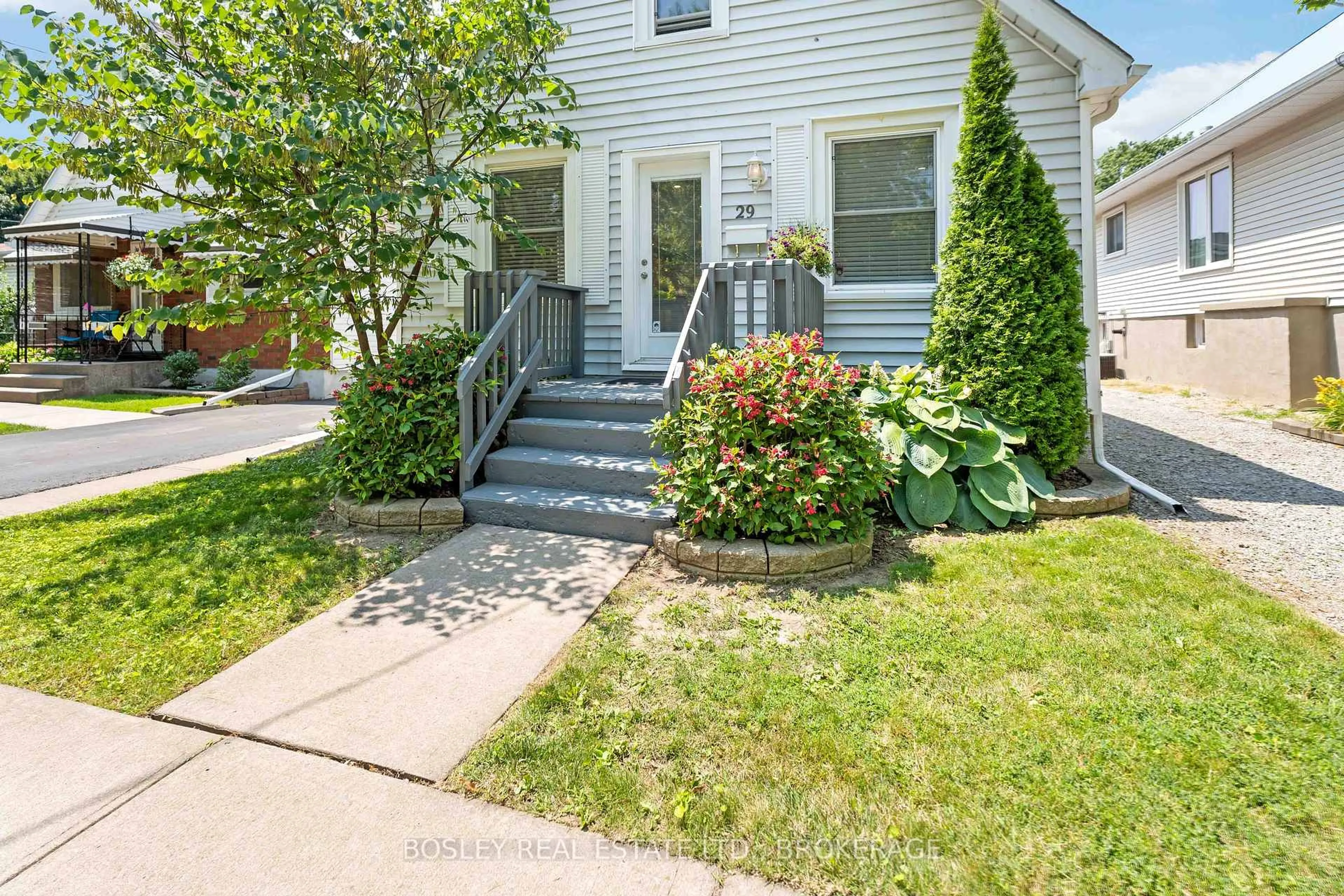 Patio, street for 29 Mildred Ave, St. Catharines Ontario L2R 6J2