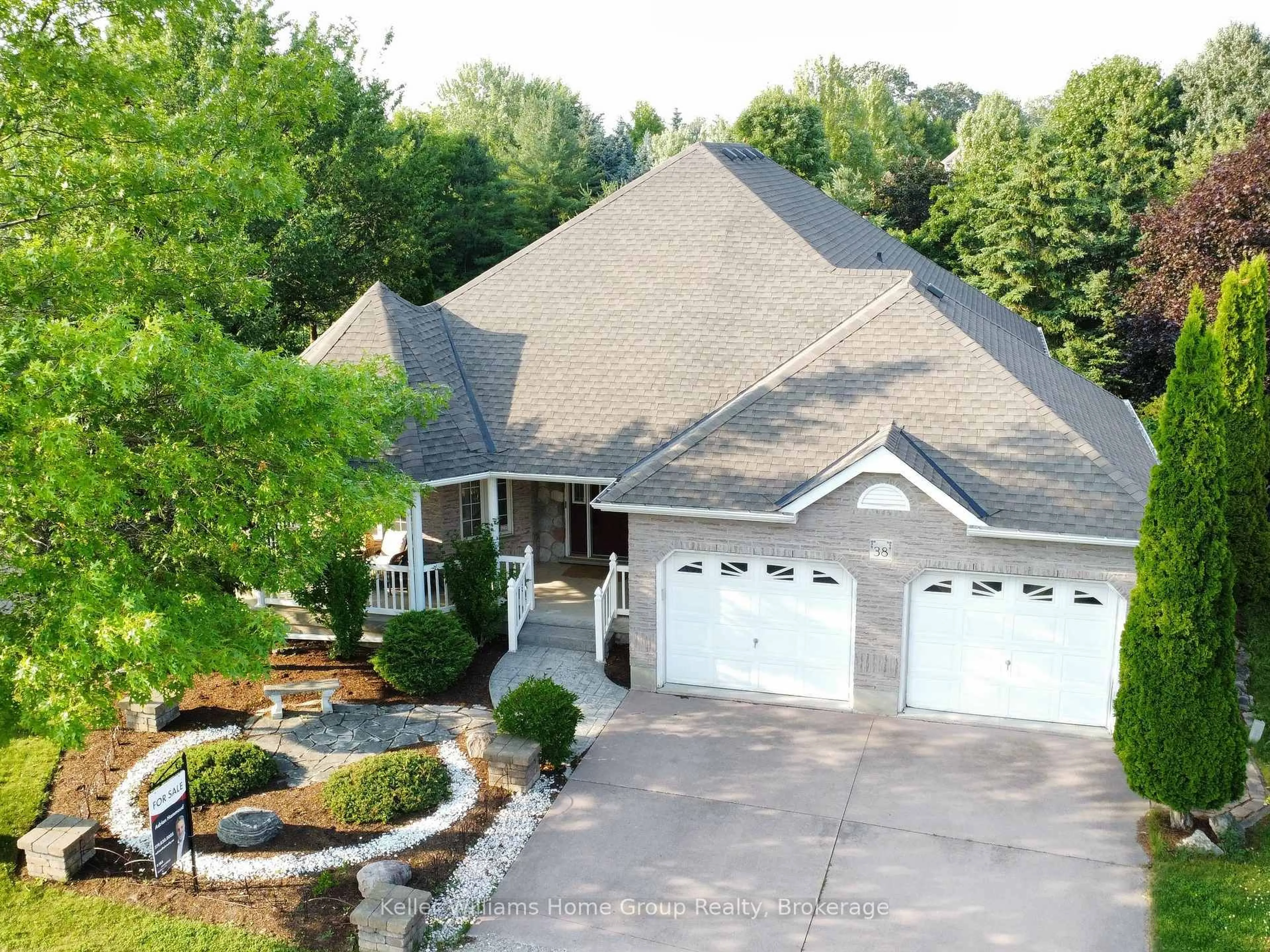 A pic from outside/outdoor area/front of a property/back of a property/a pic from drone, street for 38 Oakridge Cres, Guelph Ontario N1L 1J3