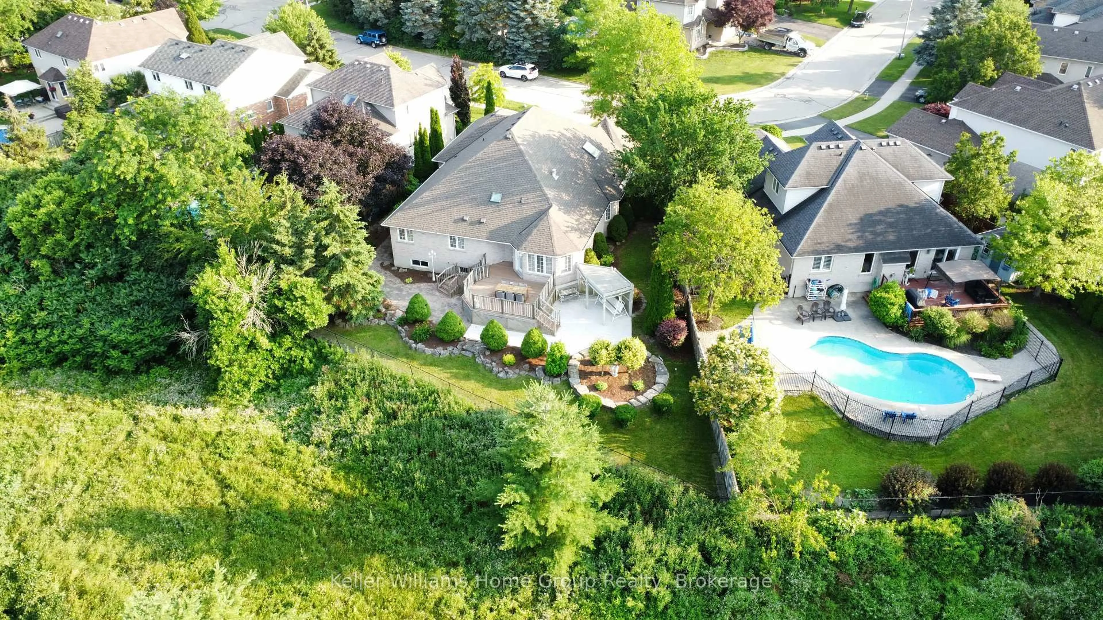 A pic from outside/outdoor area/front of a property/back of a property/a pic from drone, street for 38 Oakridge Cres, Guelph Ontario N1L 1J3