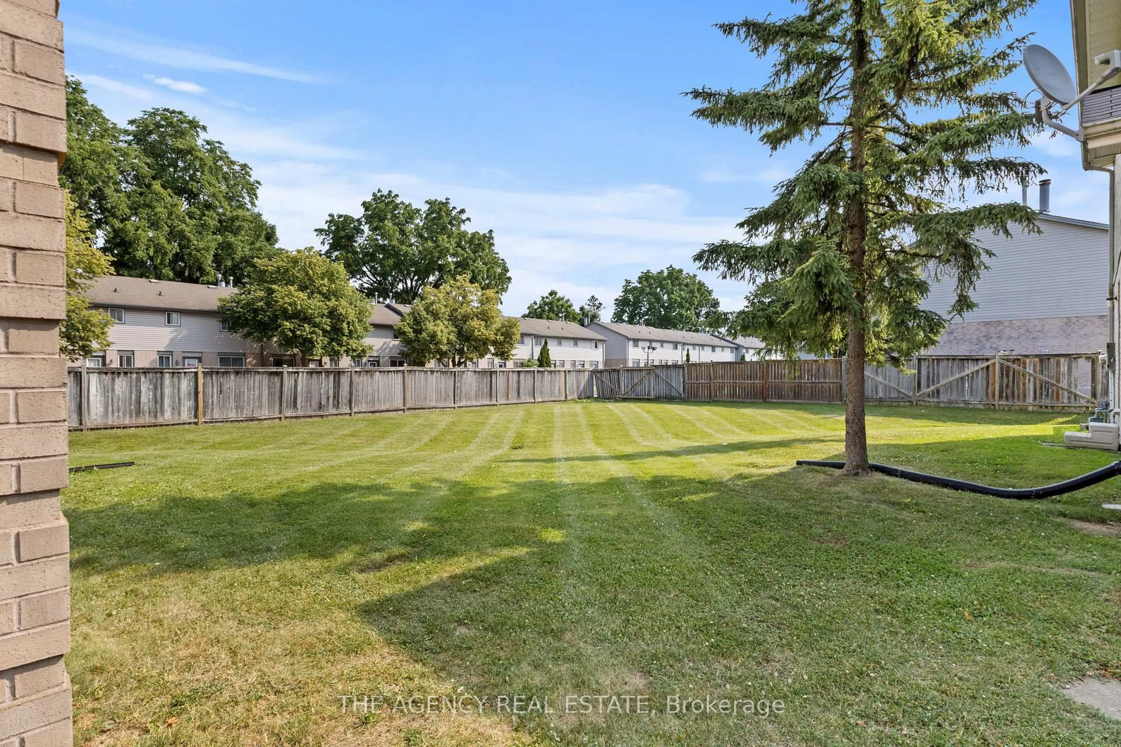 A pic from outside/outdoor area/front of a property/back of a property/a pic from drone, unknown for 484 Third St #3, London East Ontario N5V 2B9
