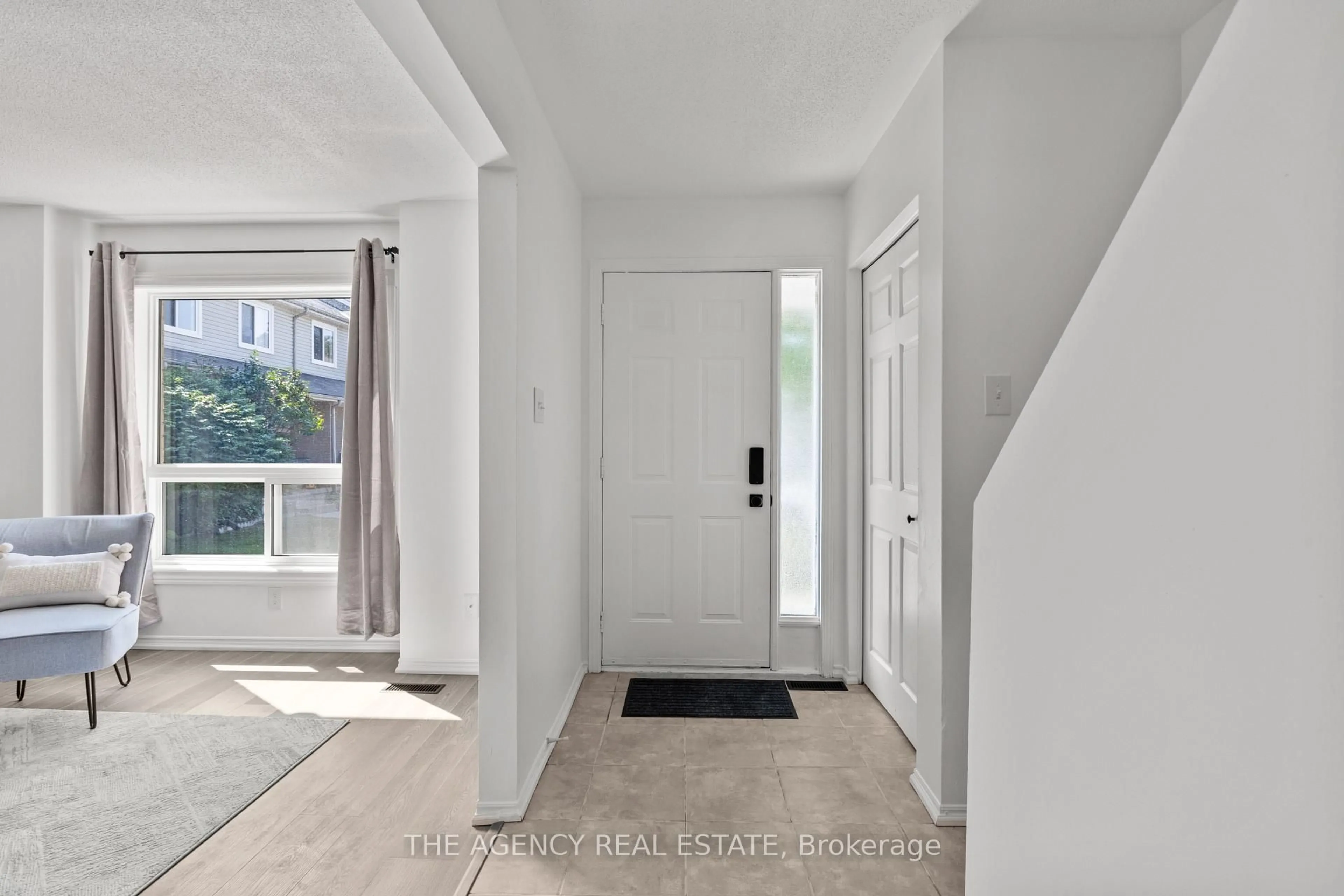 Indoor entryway for 484 Third St #3, London East Ontario N5V 2B9