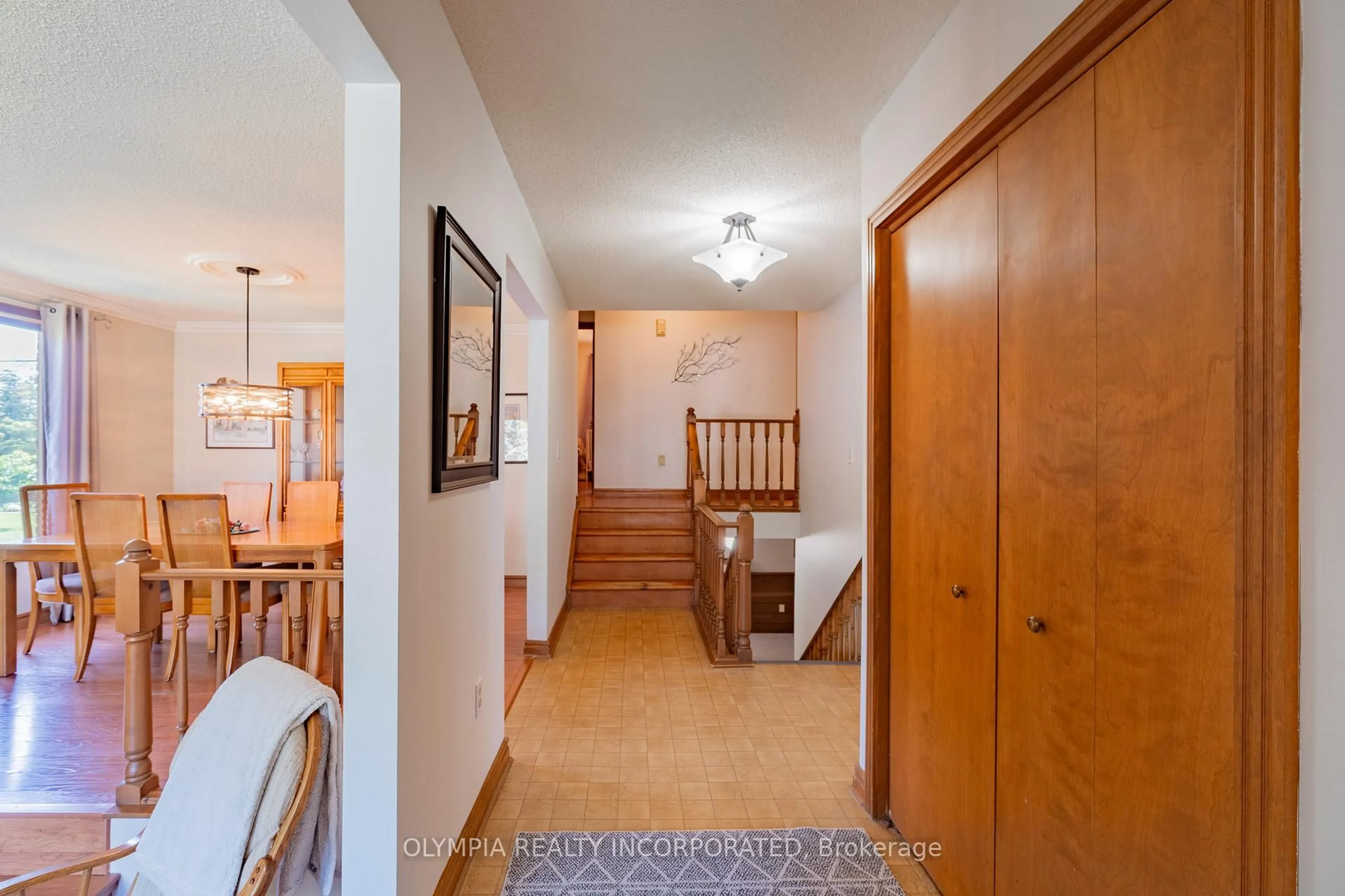 Indoor foyer for 3640 Rapids View Dr, Niagara Falls Ontario L2G 6C4