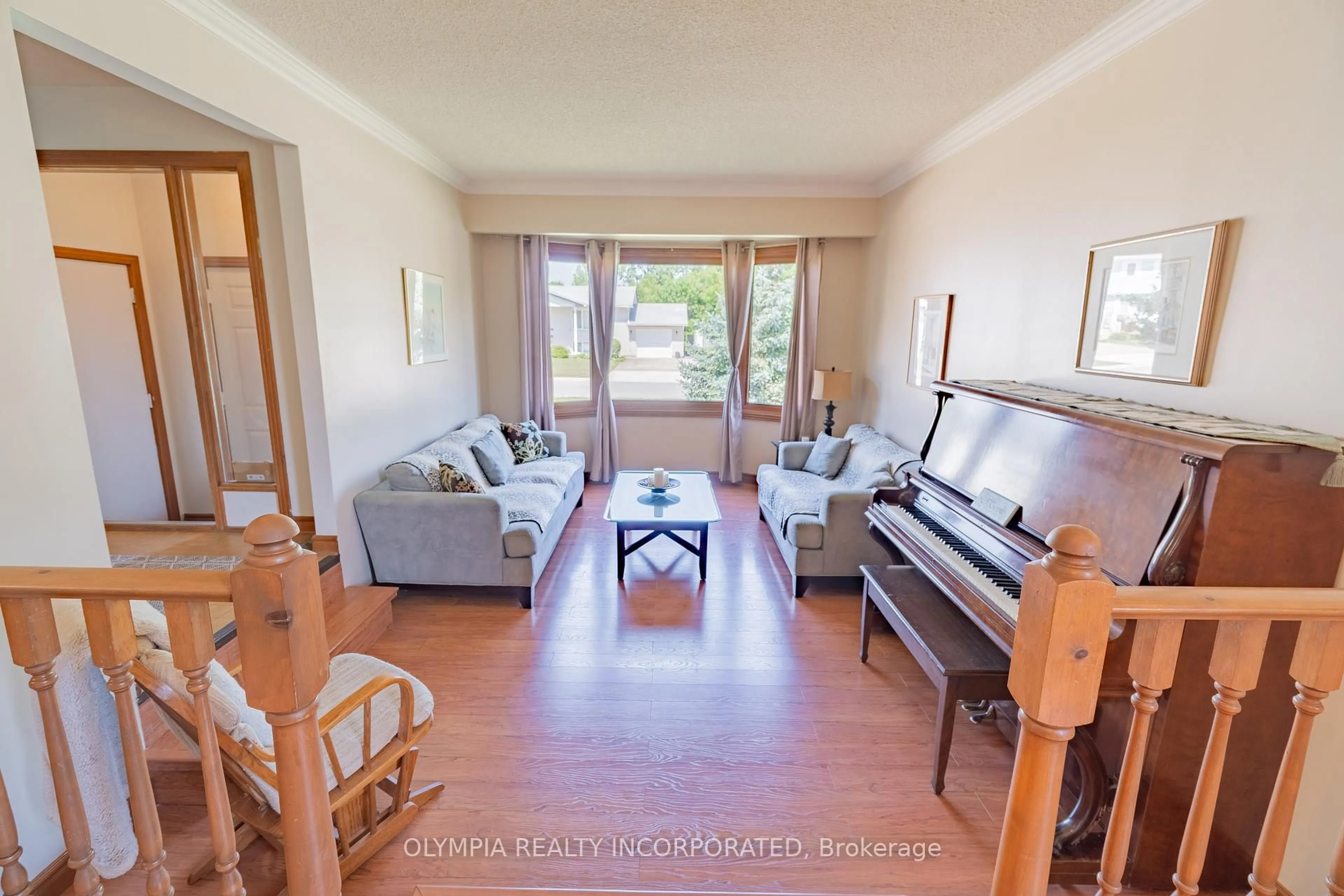 Living room with furniture, wood/laminate floor for 3640 Rapids View Dr, Niagara Falls Ontario L2G 6C4