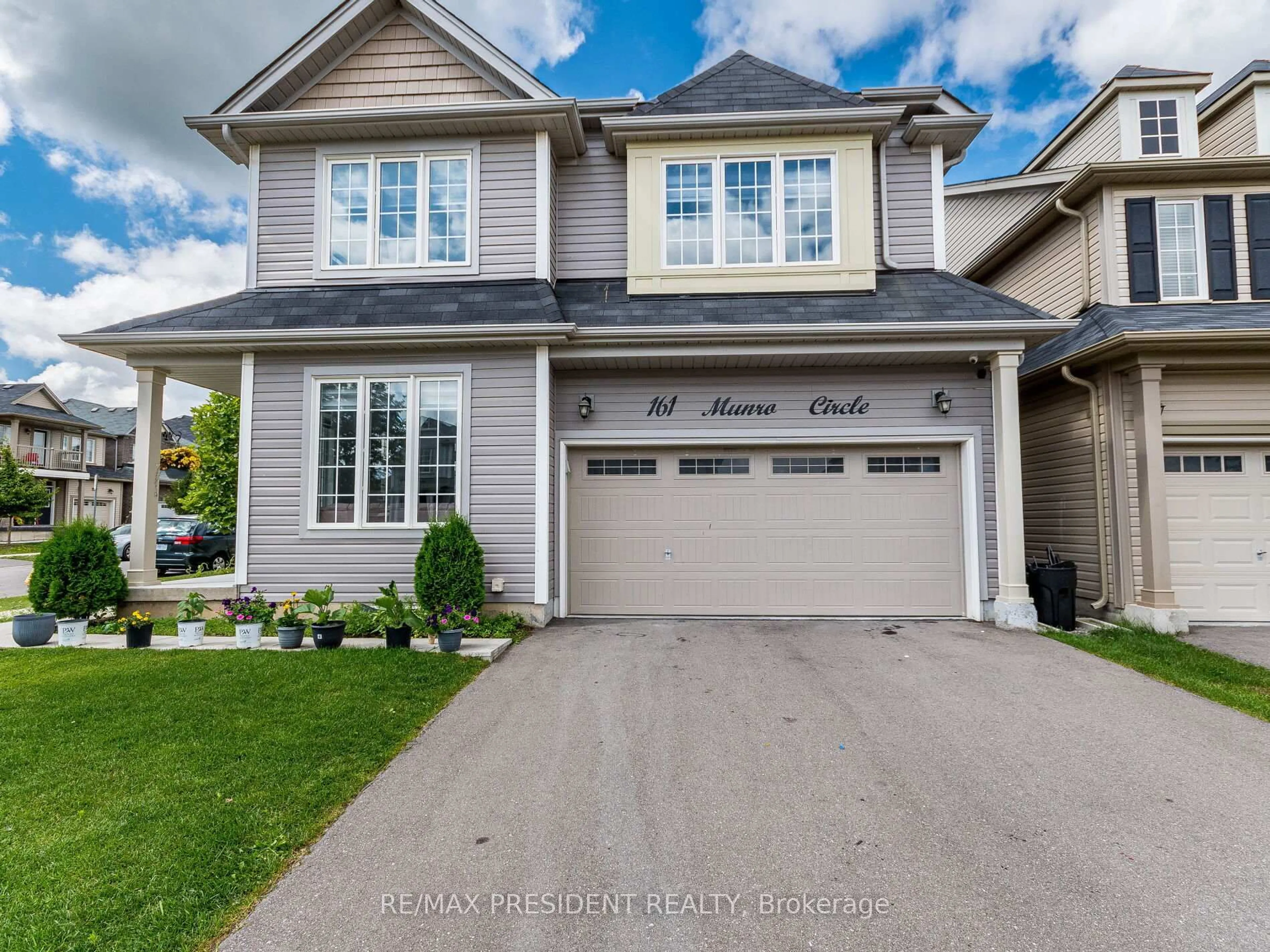 Home with vinyl exterior material, street for 161 Munro Circ, Brantford Ontario N3T 0R3