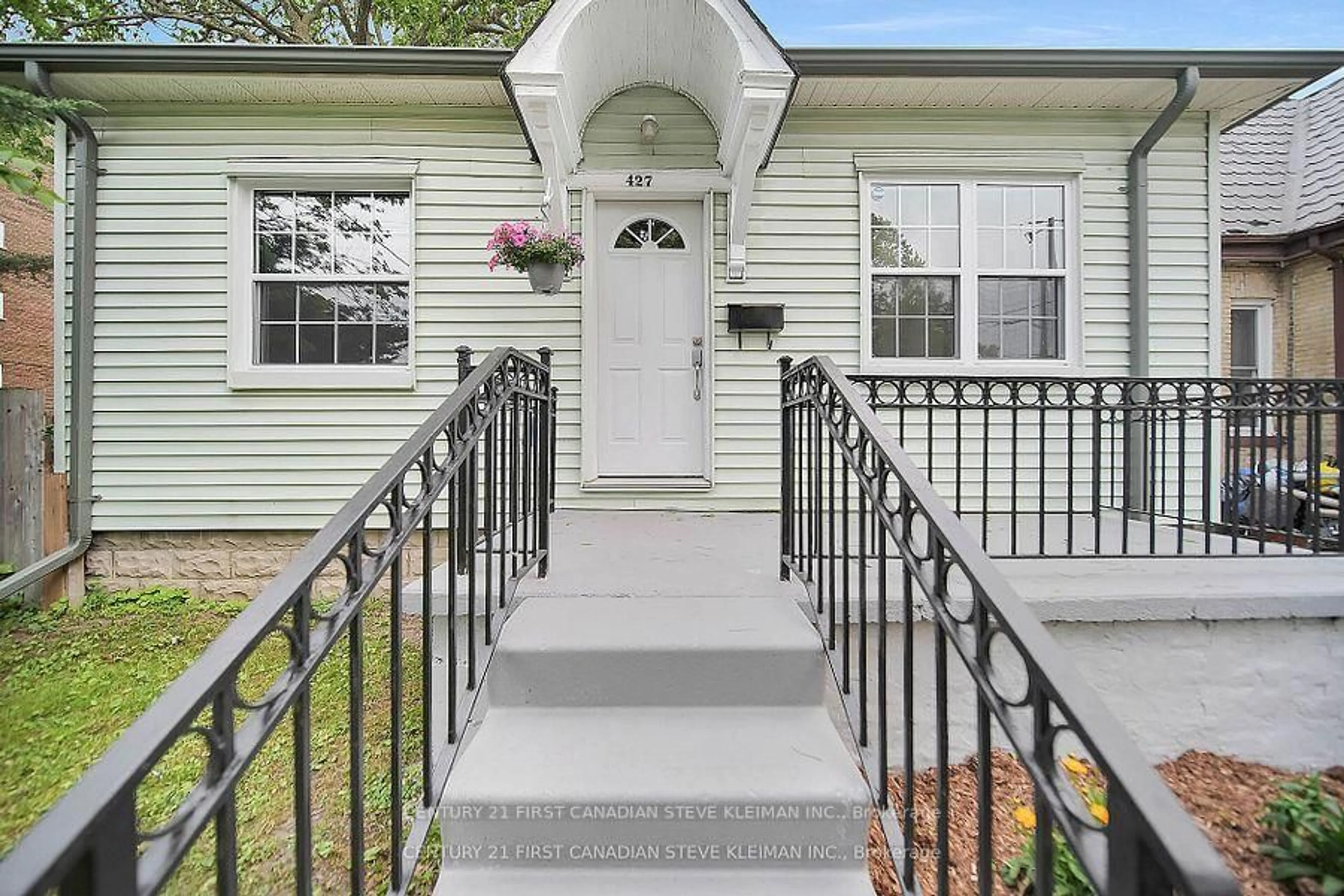 Home with vinyl exterior material, street for 427 Grey St, London East Ontario N6B 1H1