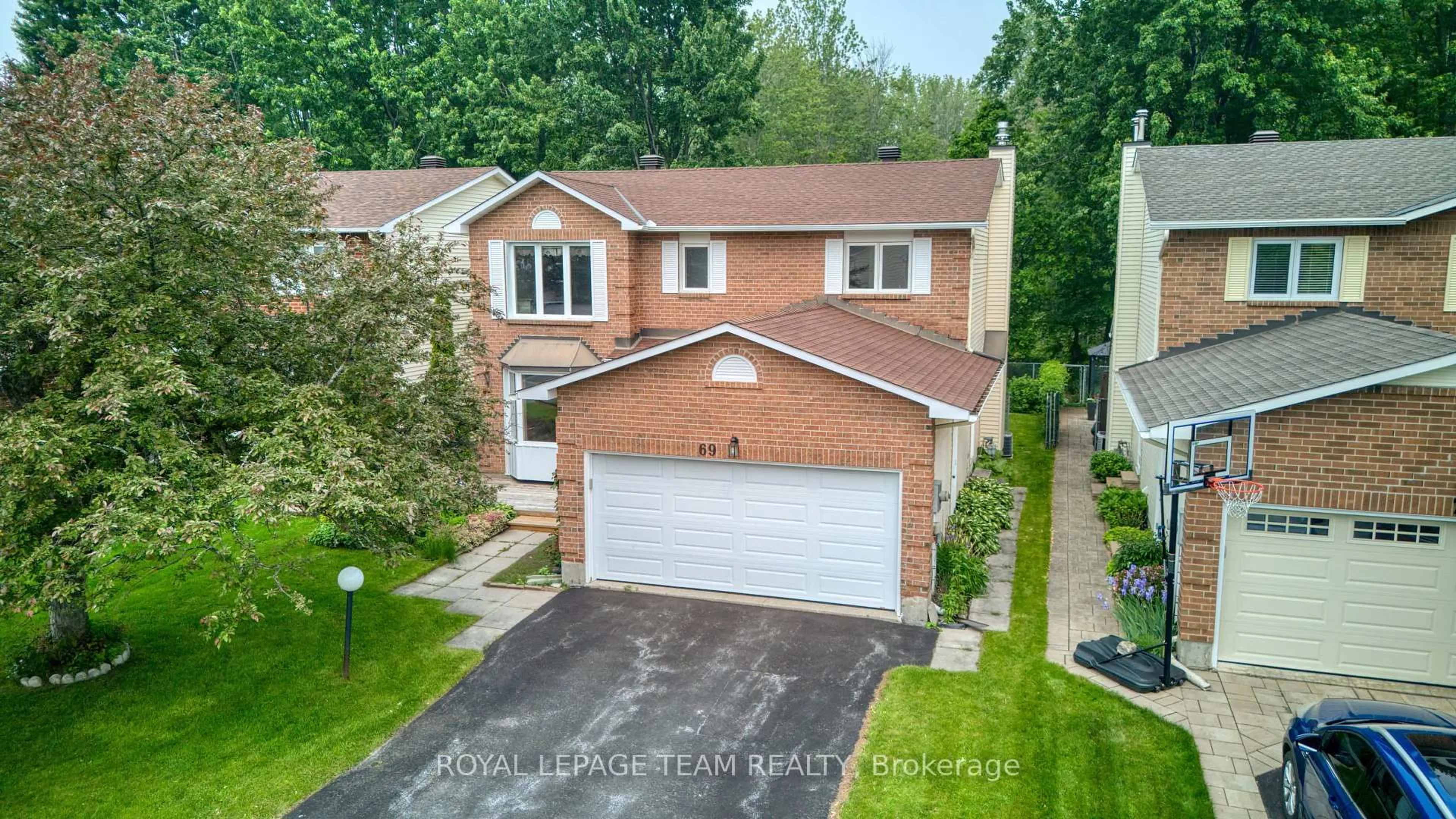 A pic from outside/outdoor area/front of a property/back of a property/a pic from drone, street for 69 Shetland Way, Kanata Ontario K2M 1S8