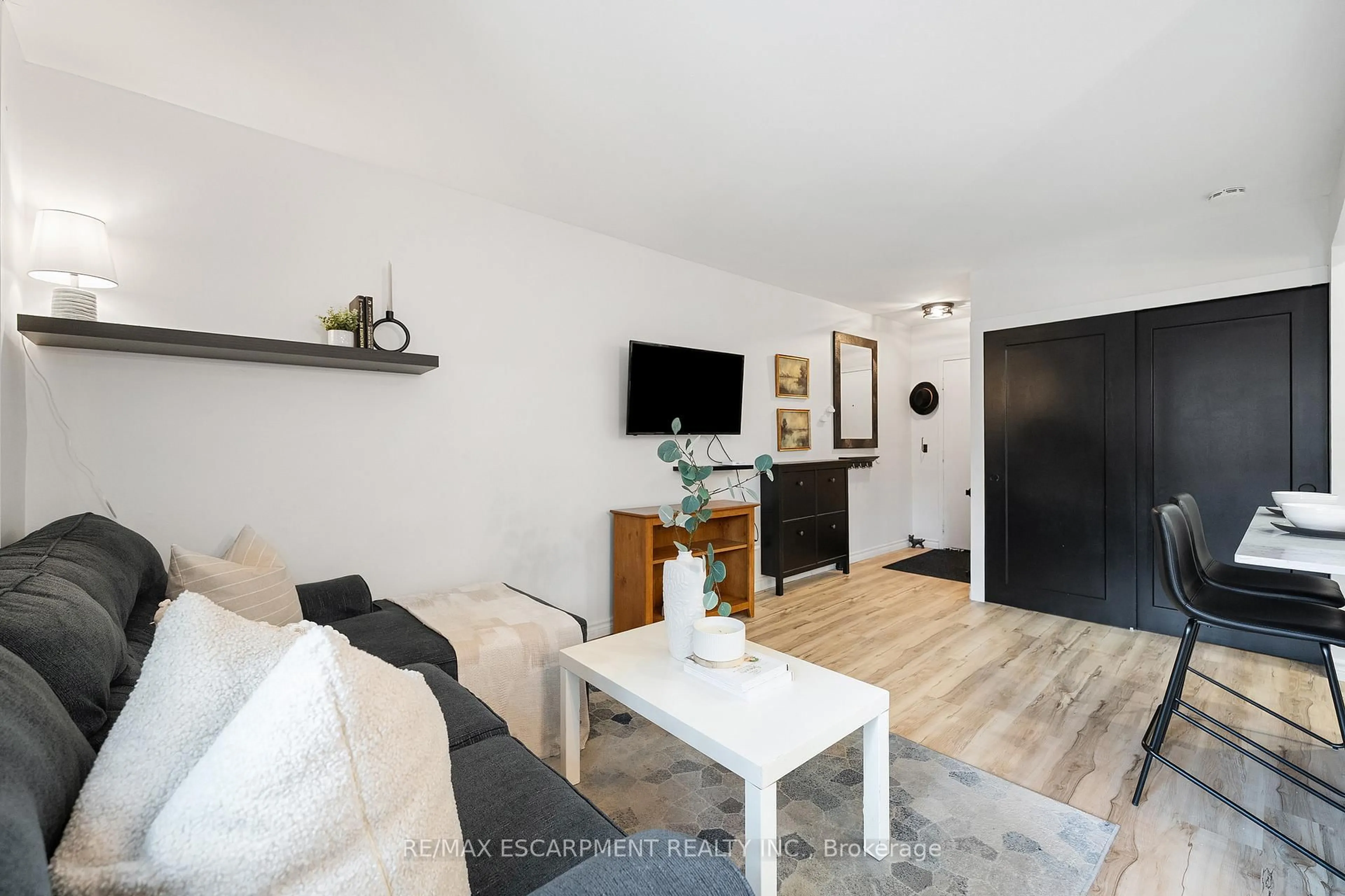 Living room with furniture, wood/laminate floor for 17 Old Pine Tr #150, St. Catharines Ontario L2M 6P9