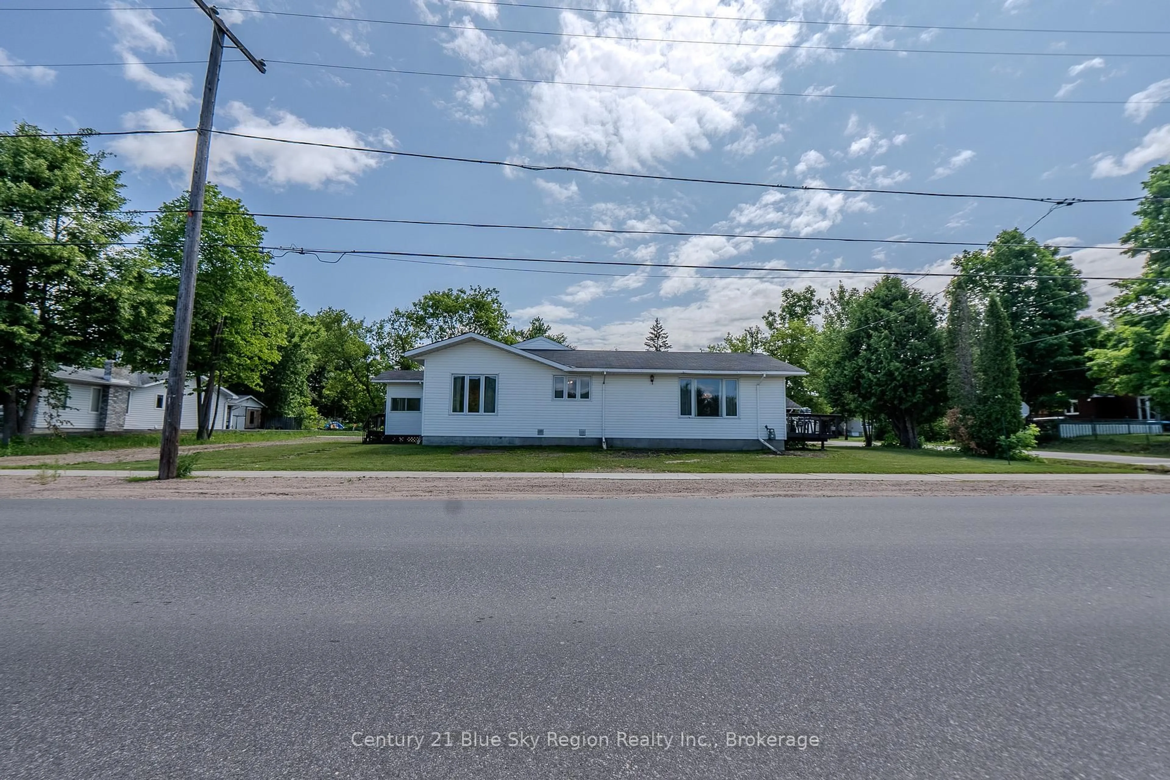 A pic from outside/outdoor area/front of a property/back of a property/a pic from drone, street for 391 Mattawan St, Mattawa Ontario P0H 1V0