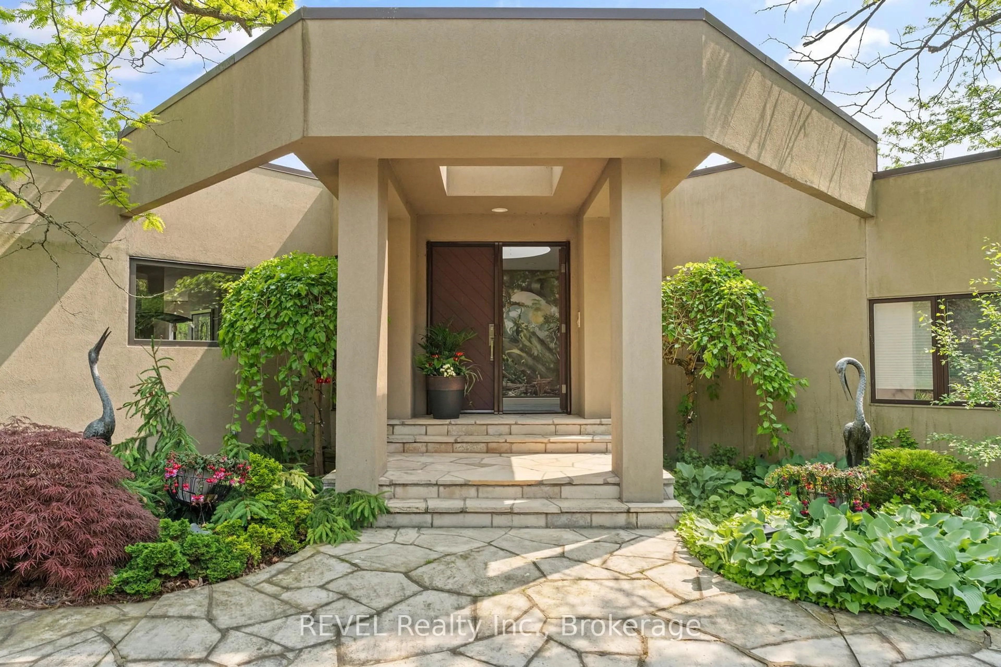 Indoor entryway for 2721 Decew Rd, Thorold Ontario L2R 6P7