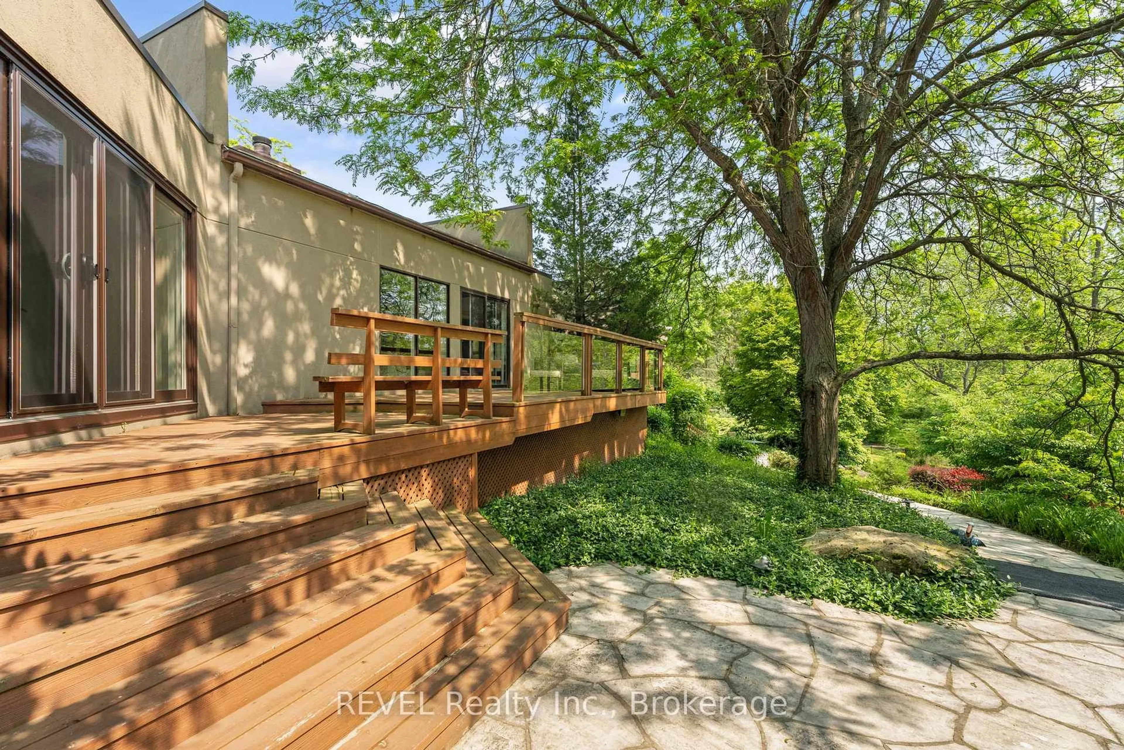 Patio, forest/trees view for 2721 Decew Rd, Thorold Ontario L2R 6P7