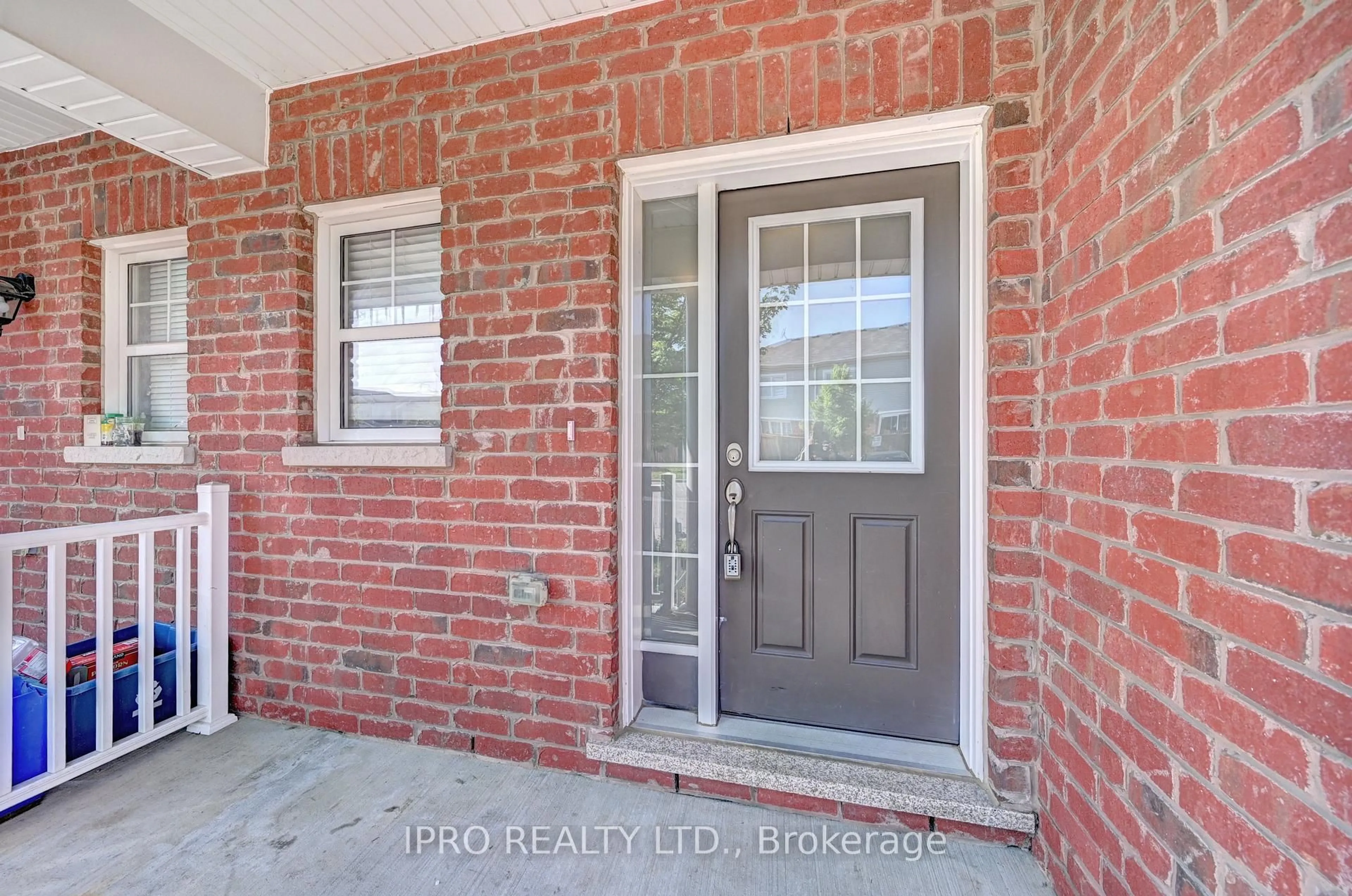 Indoor entryway for 216 Waterbrook Lane, Kitchener Ontario N2P 0H7