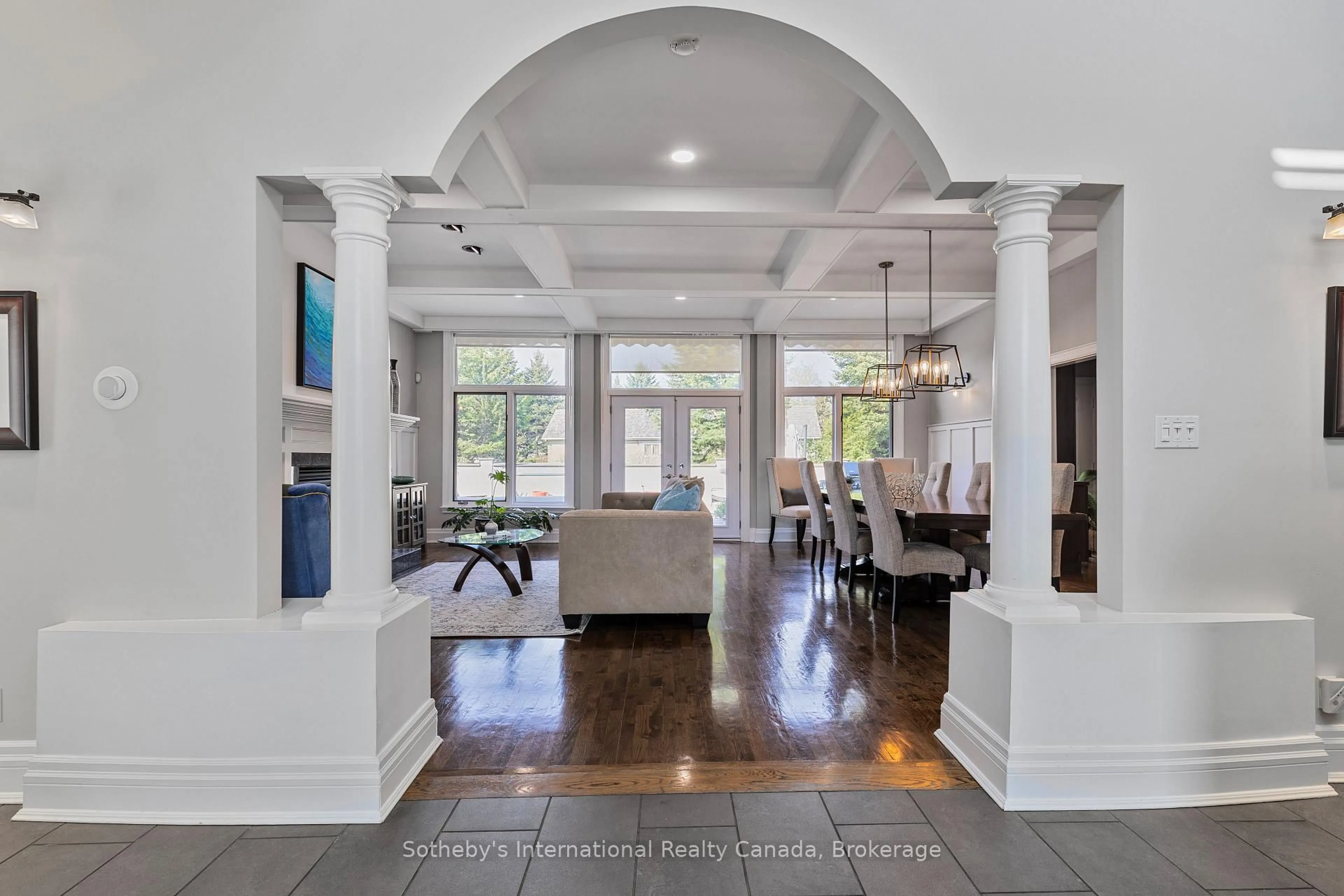 Indoor entryway for 160 Grand Cypress Lane, Blue Mountains Ontario L9Y 0K8