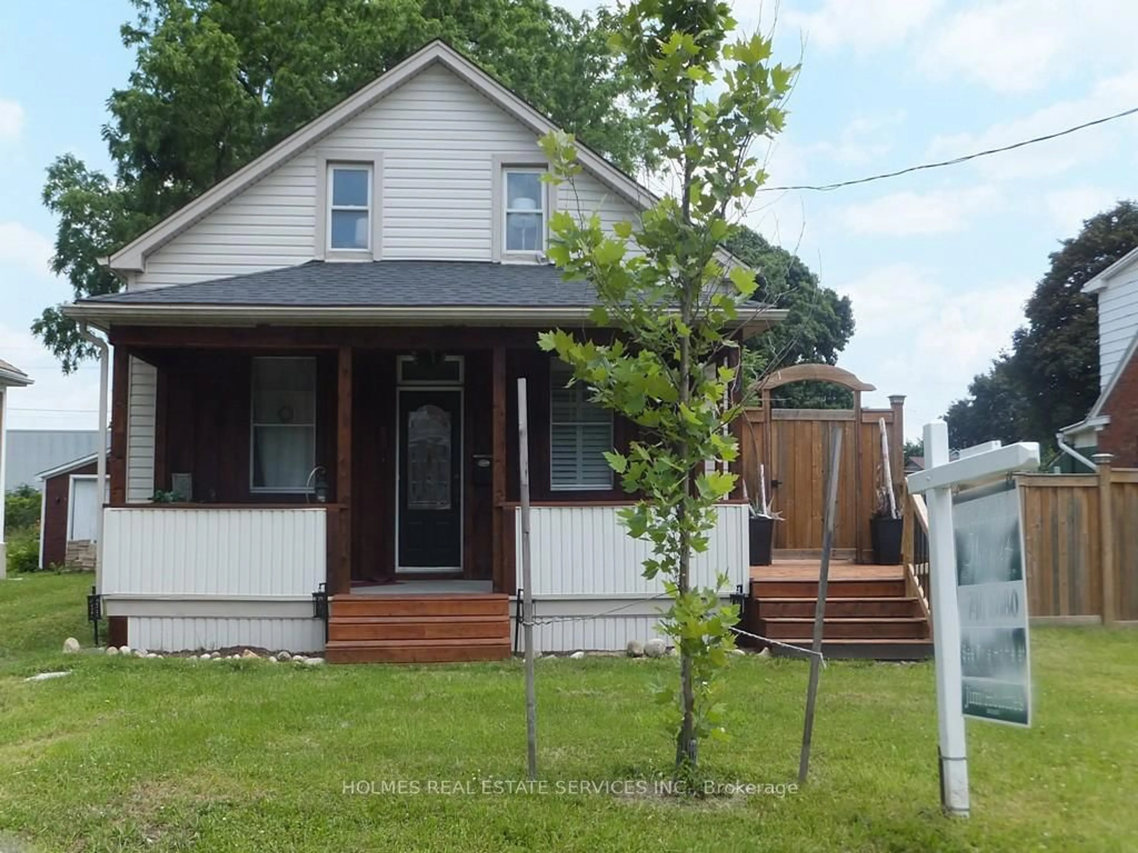 Home with vinyl exterior material, street for 9 Hopeton St, Cambridge Ontario N1R 3T4