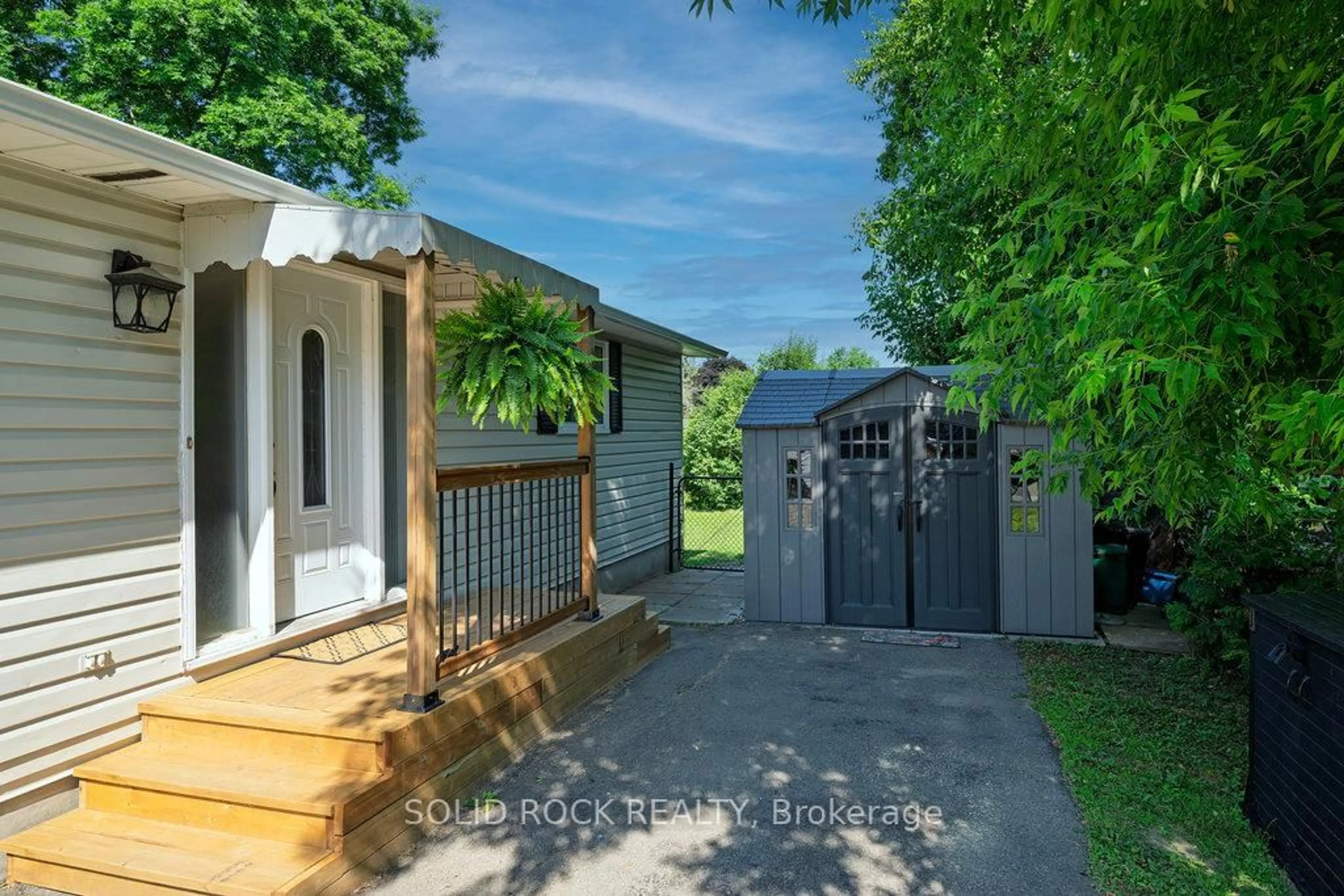 A pic from outside/outdoor area/front of a property/back of a property/a pic from drone, street for 207 George St, North Grenville Ontario K0G 1J0