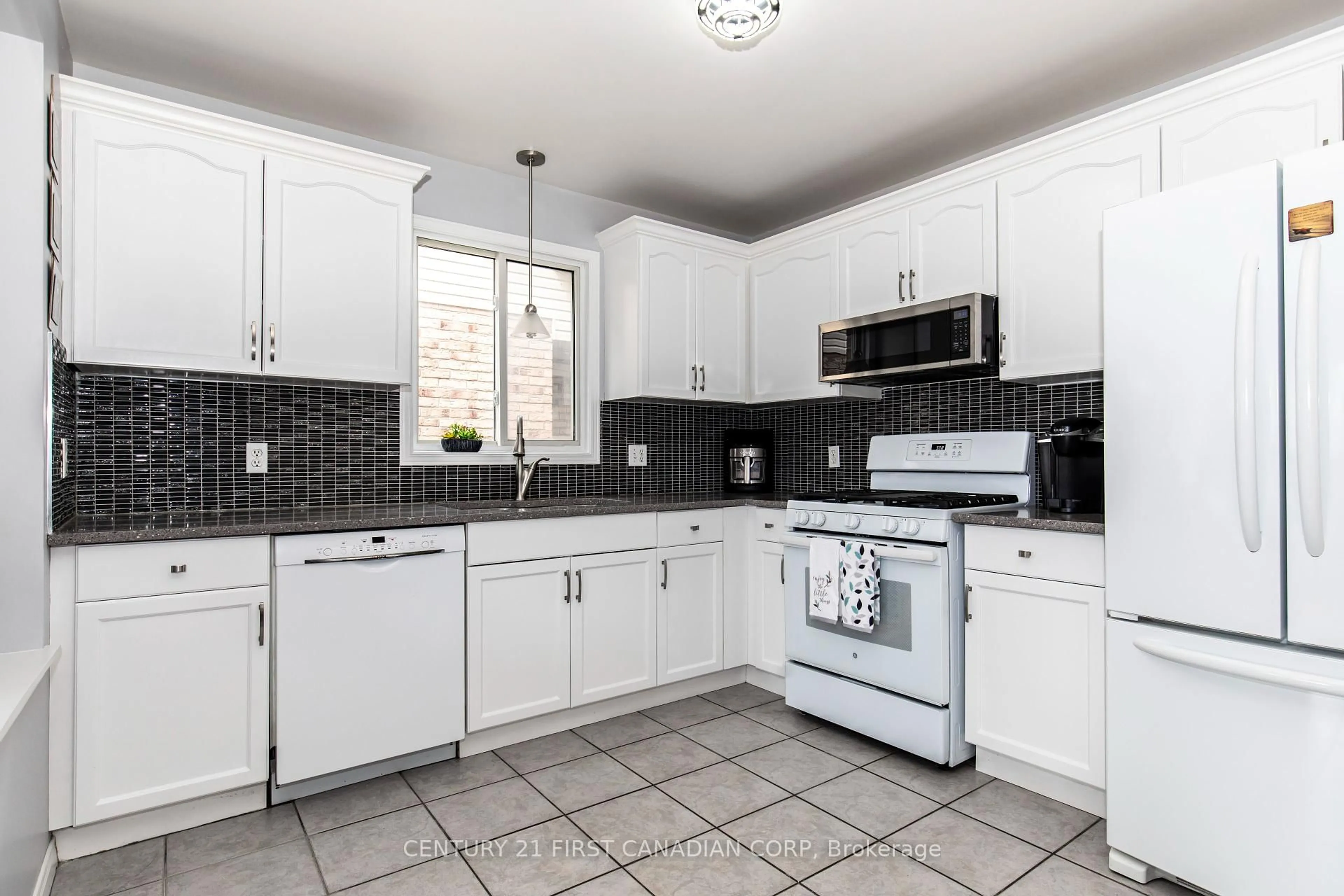 Standard kitchen, ceramic/tile floor for 570 Cuthbert Circ, London South Ontario N6M 1K6