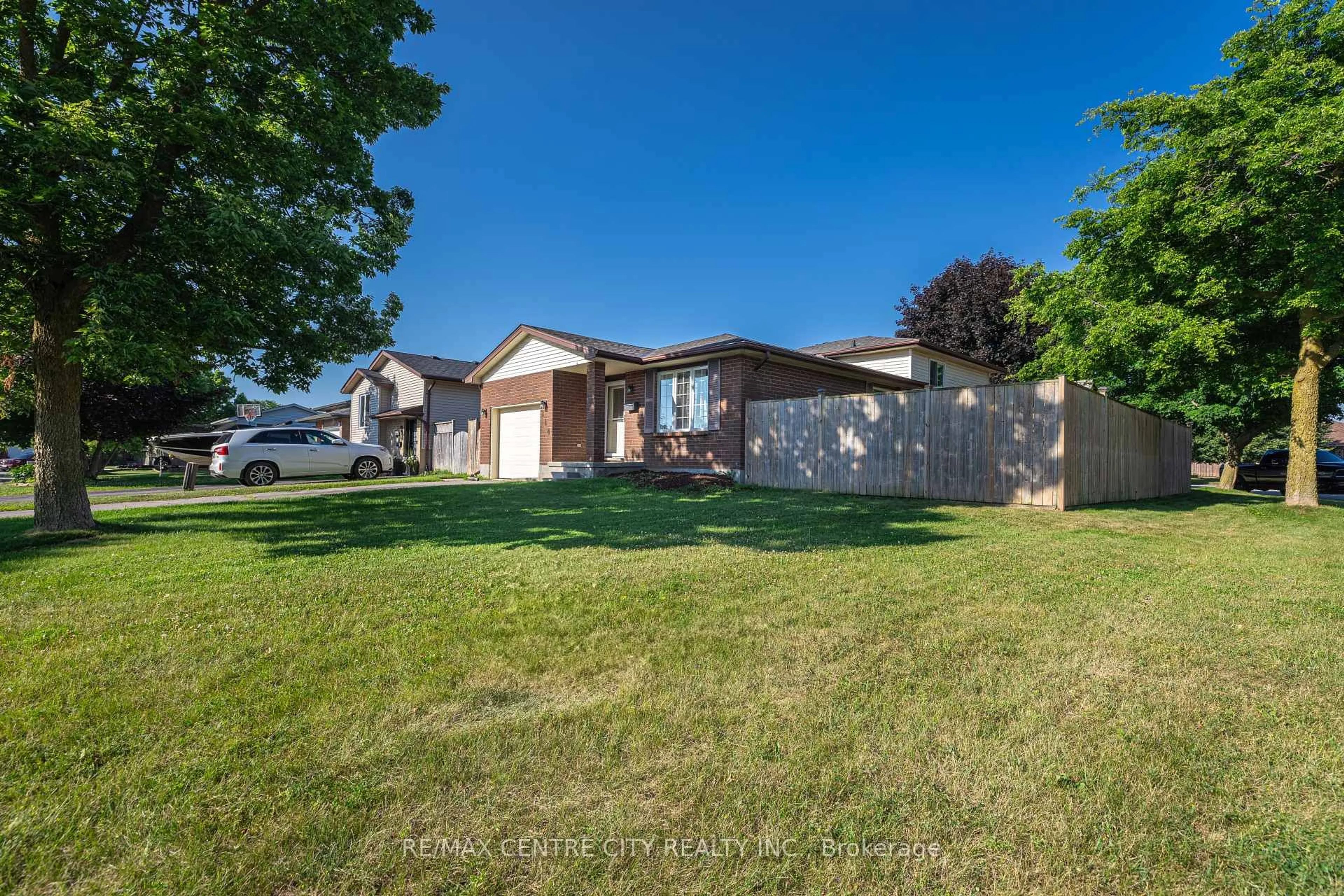 A pic from outside/outdoor area/front of a property/back of a property/a pic from drone, street for 214 Portsmouth Cres, London East Ontario N5V 4C9