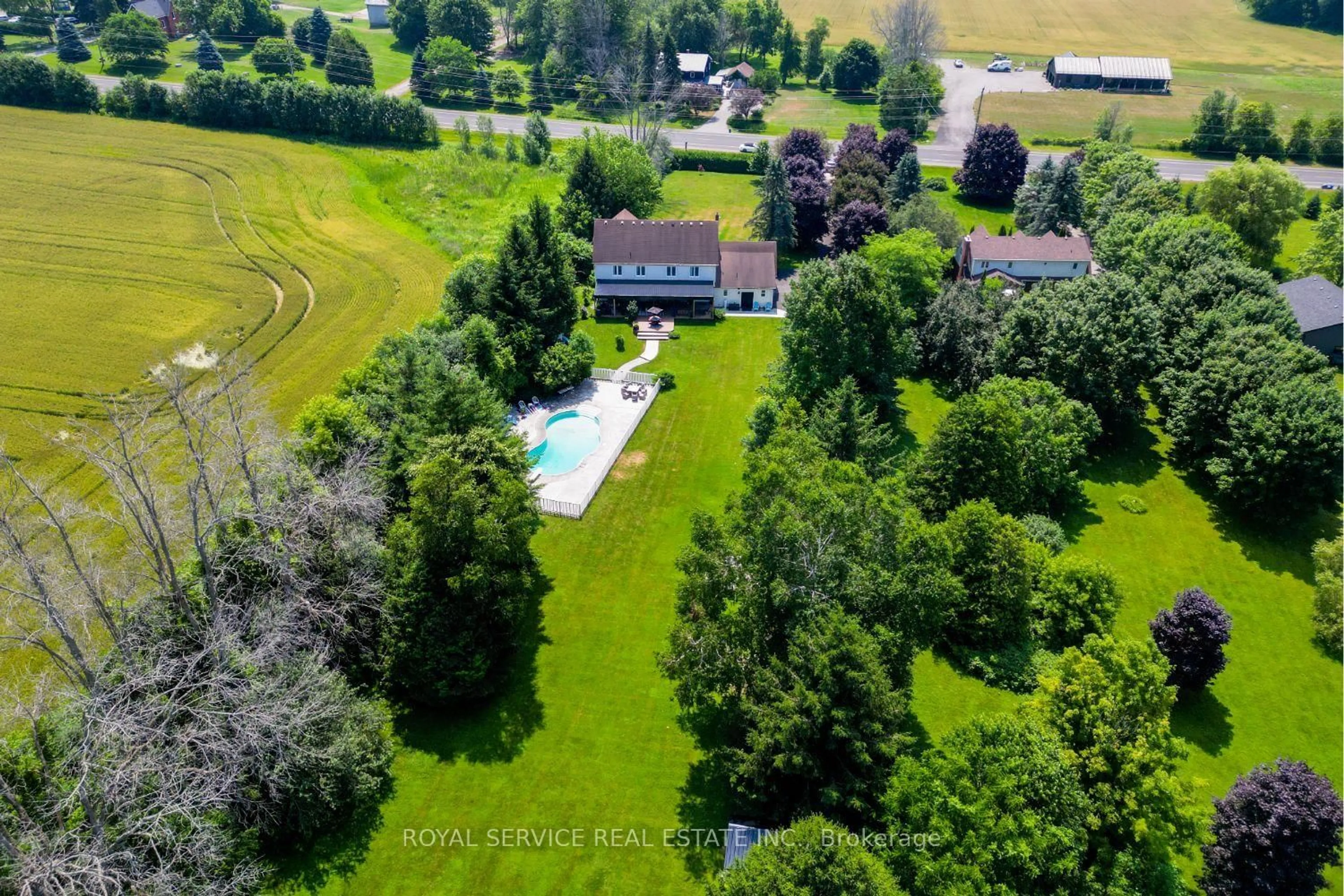 A pic from outside/outdoor area/front of a property/back of a property/a pic from drone, unknown for 7166 Dale Rd, Hamilton Township Ontario L1A 3V6