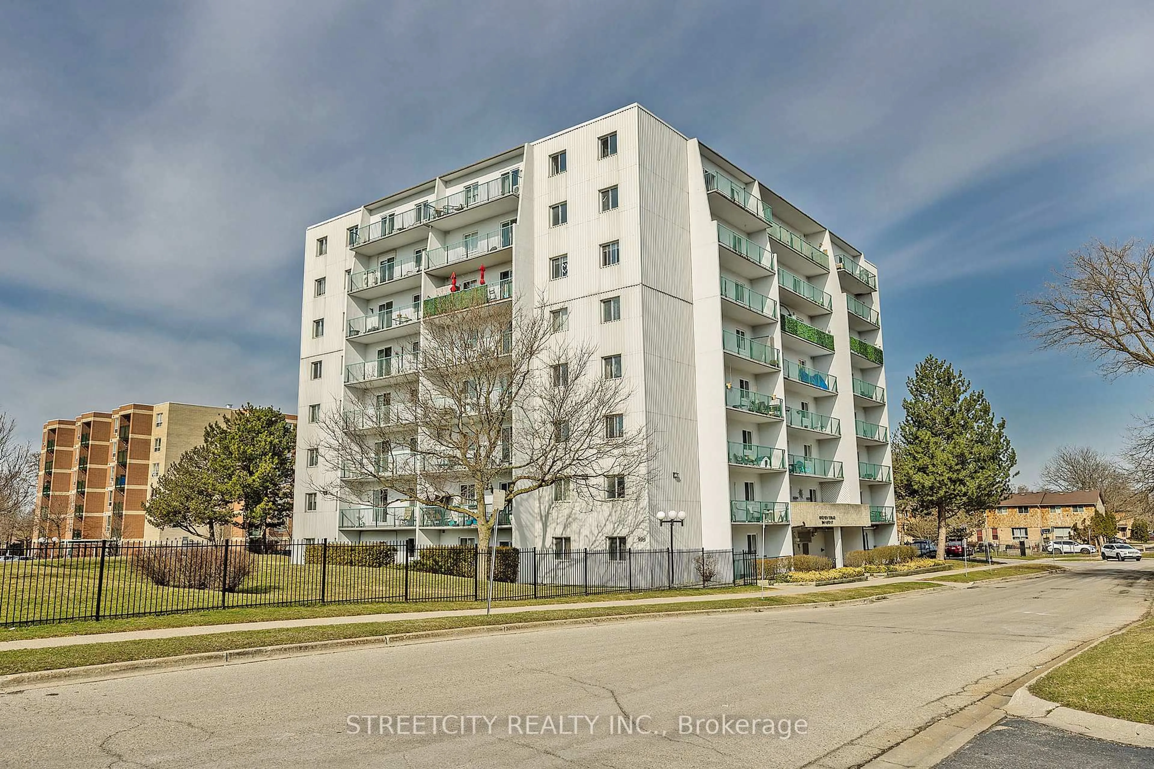 A pic from outside/outdoor area/front of a property/back of a property/a pic from drone, unknown for 986 Huron St #701, London East Ontario N5Y 5E4