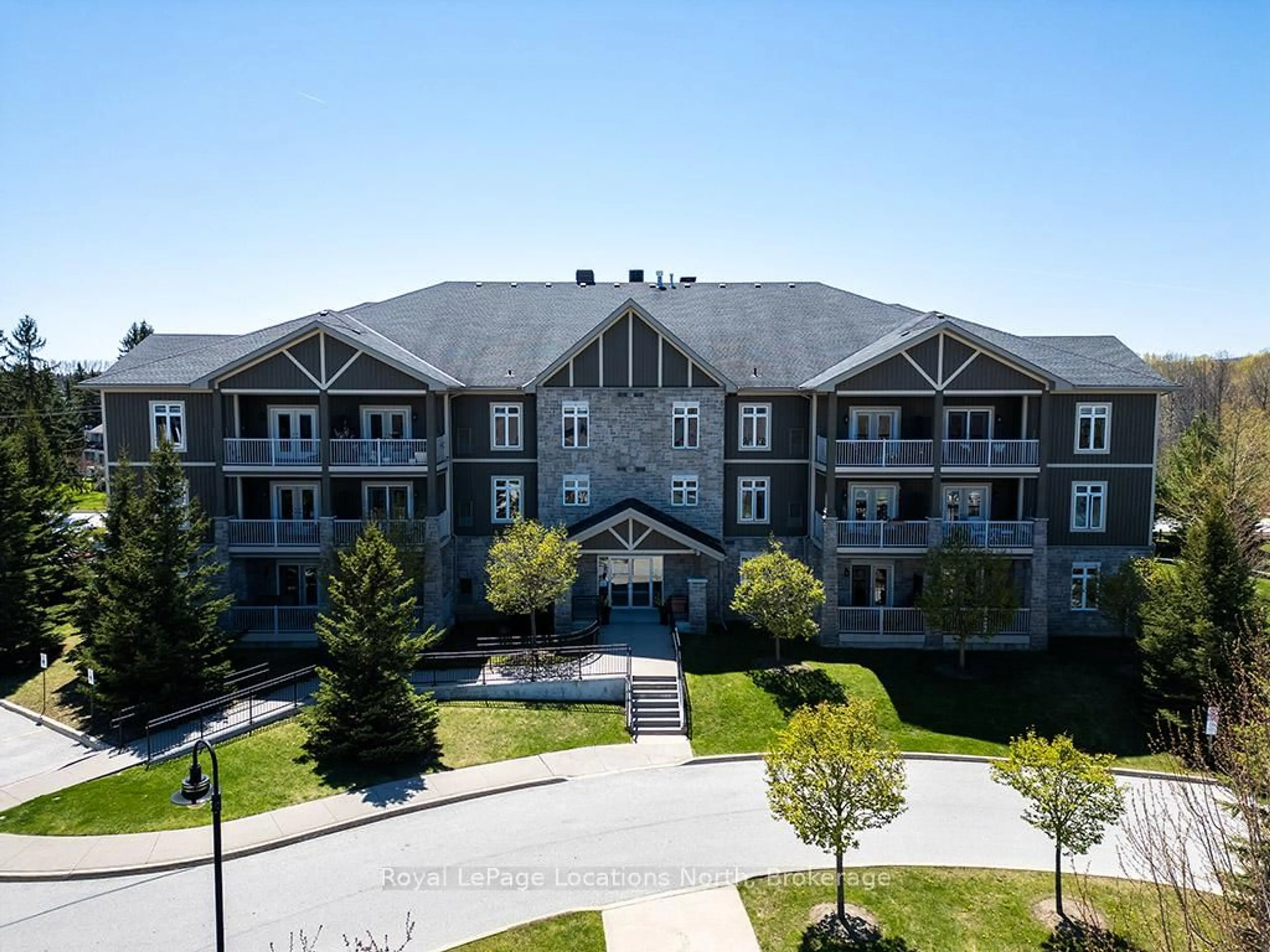 A pic from outside/outdoor area/front of a property/back of a property/a pic from drone, mountain view for 25 Beaver St #203, Blue Mountains Ontario N0H 2P0