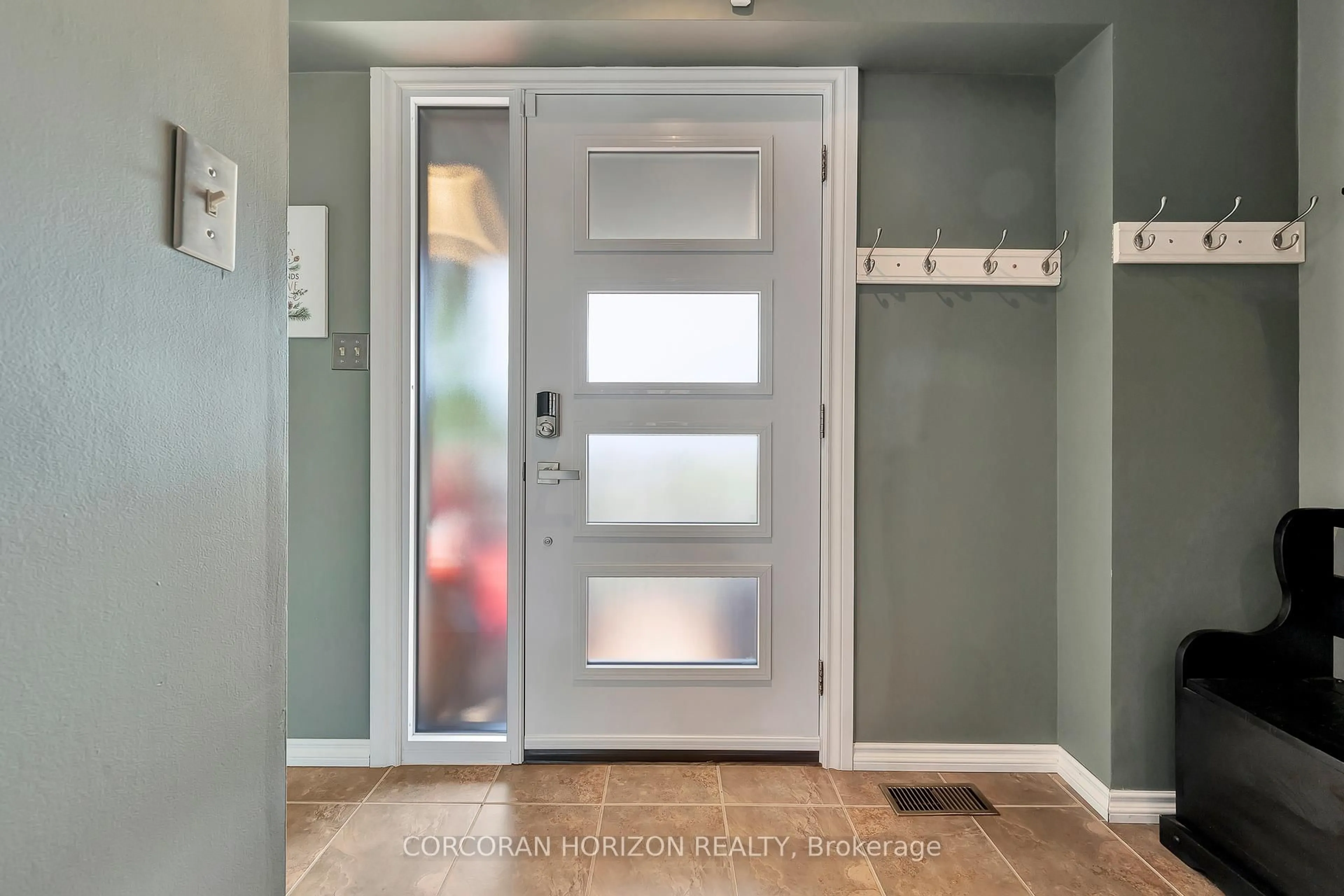 Indoor entryway for 1229 Rose St, Cambridge Ontario N3H 2G3
