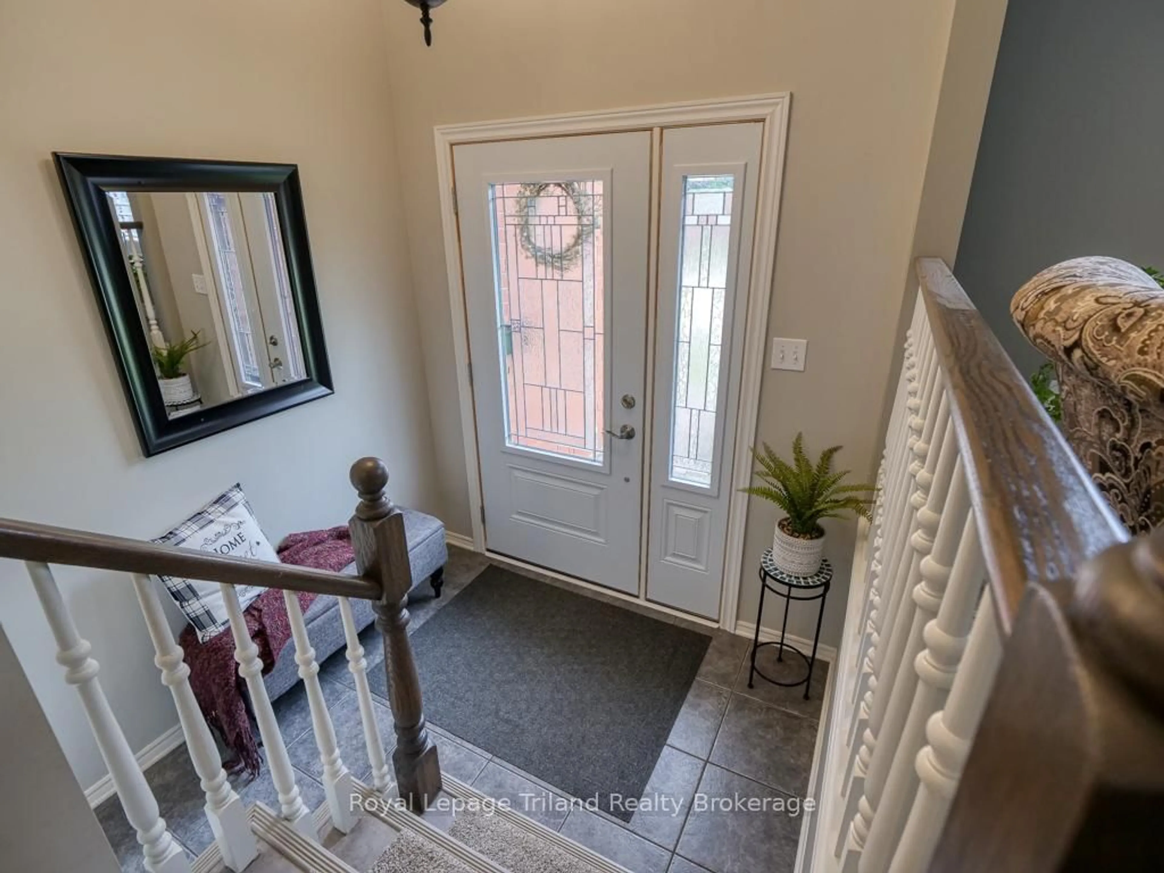 Indoor entryway for 262 Alder Rd, Ingersoll Ontario N5C 3Z2