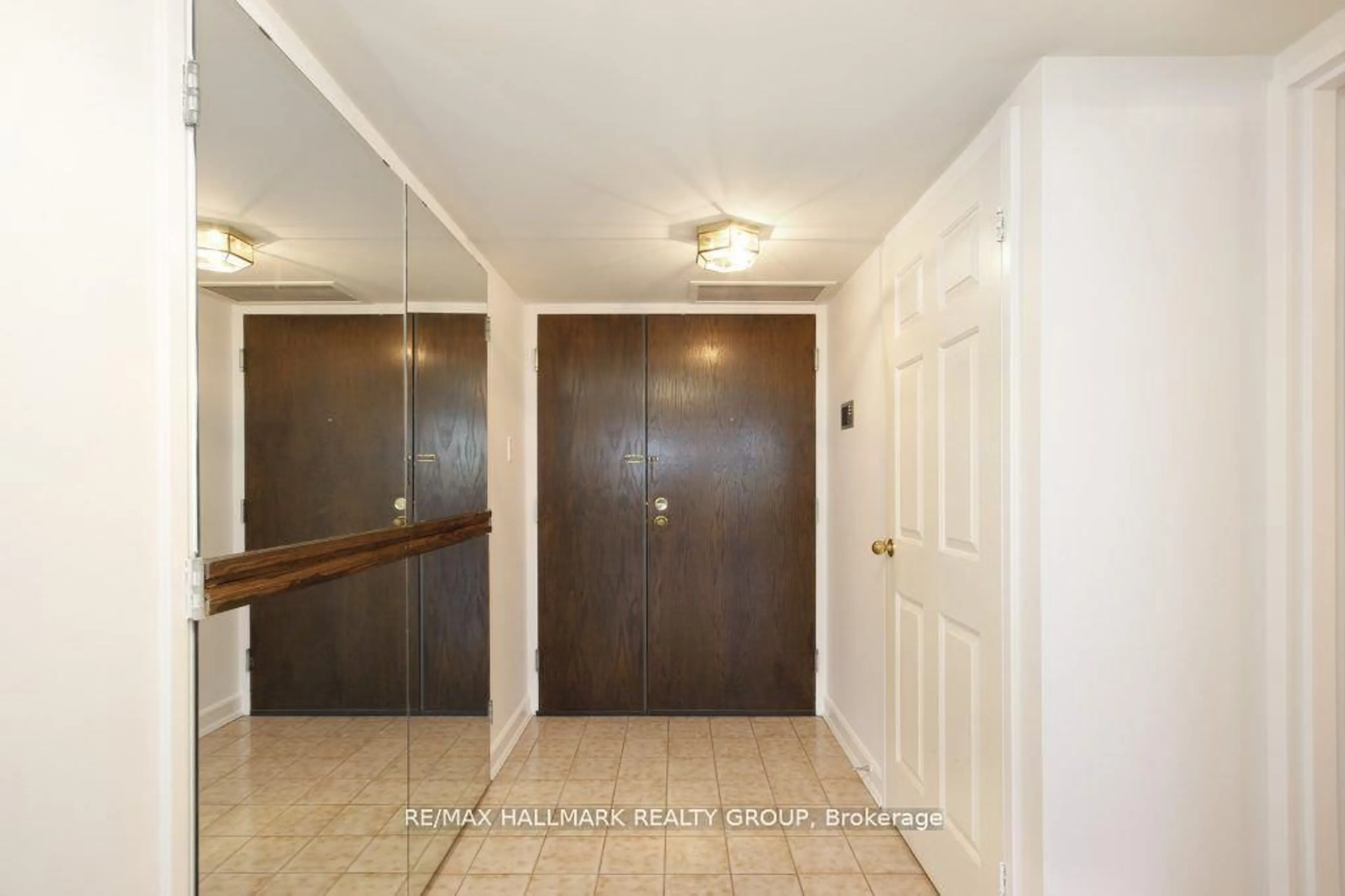 Indoor foyer for 2019 Carling Ave #605, Ottawa Ontario K2A 4A2