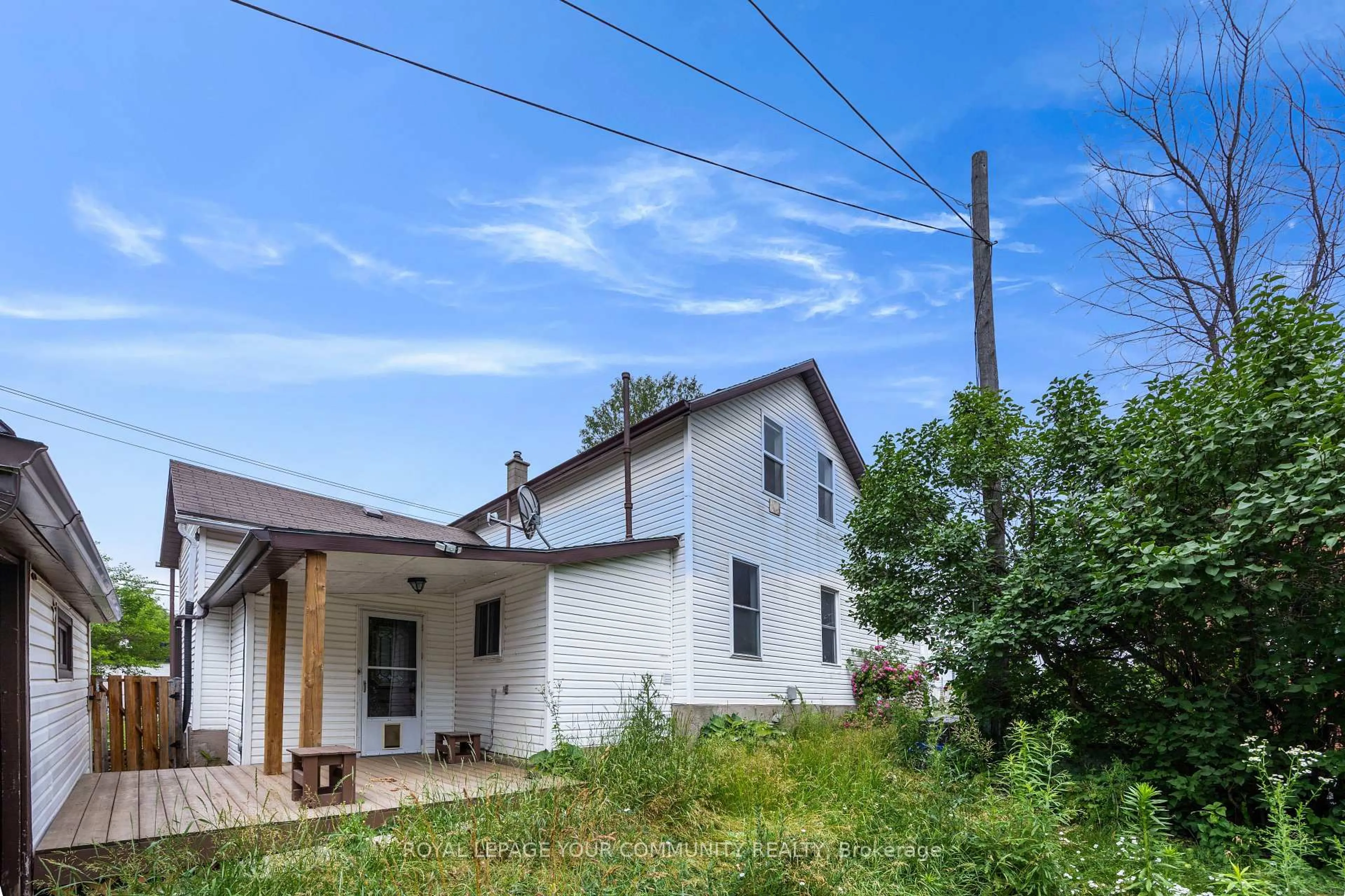 A pic from outside/outdoor area/front of a property/back of a property/a pic from drone, street for 221 Samuelson St, Cambridge Ontario N1R 1K9