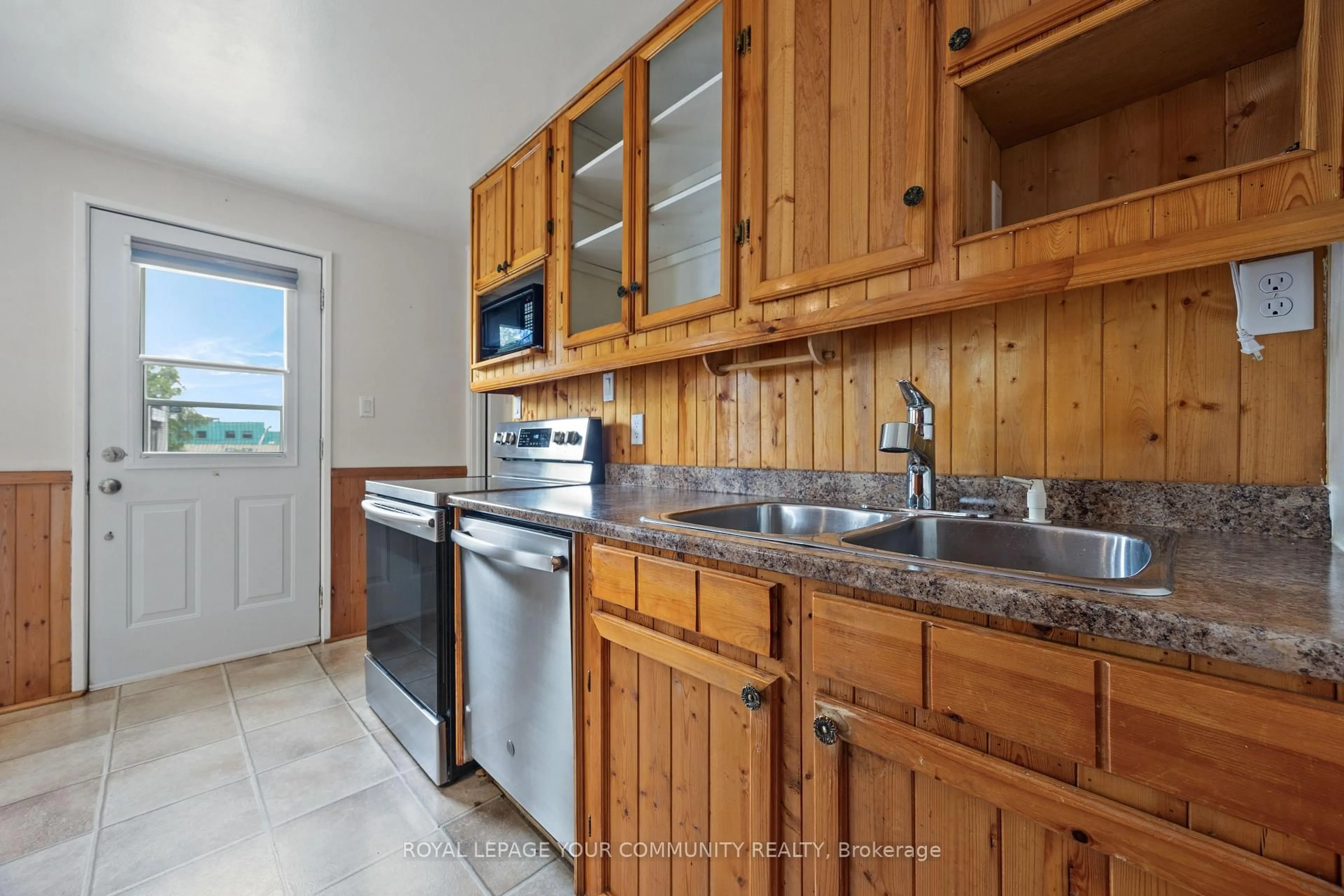 Standard kitchen, ceramic/tile floor for 221 Samuelson St, Cambridge Ontario N1R 1K9