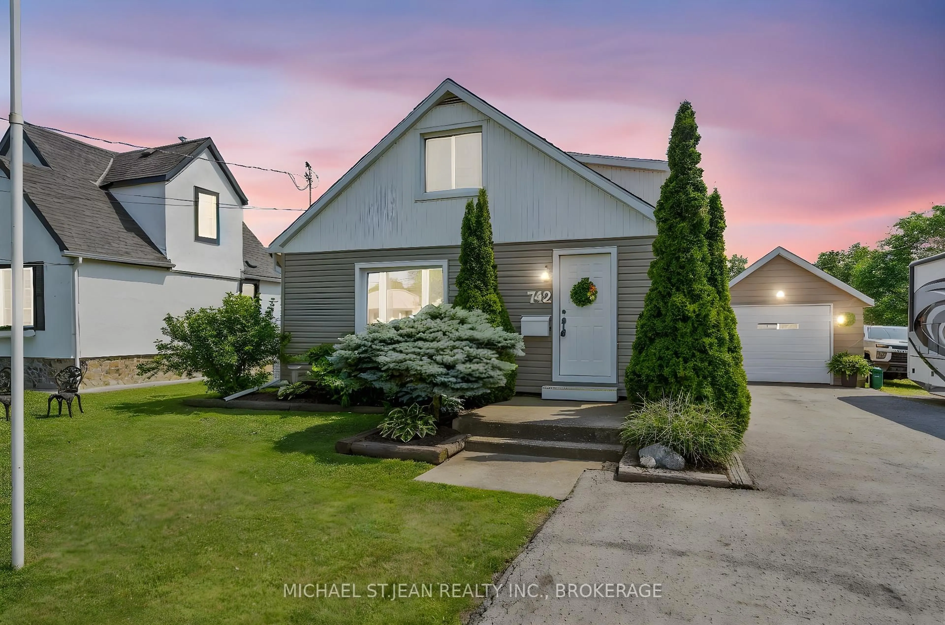 Home with vinyl exterior material, street for 742 Broadway St, Welland Ontario L3C 5M8