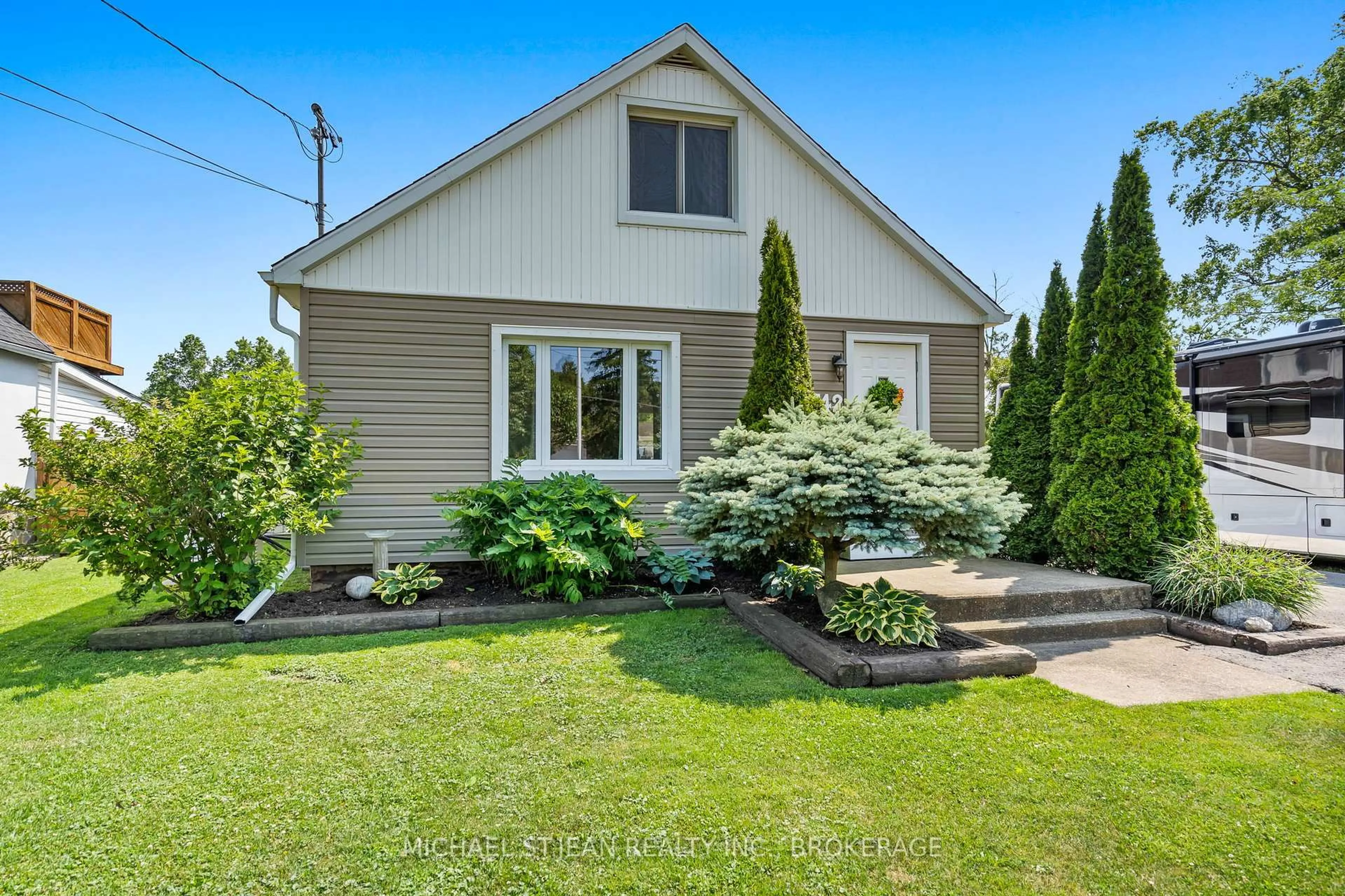 Unknown for 742 Broadway St, Welland Ontario L3C 5M8