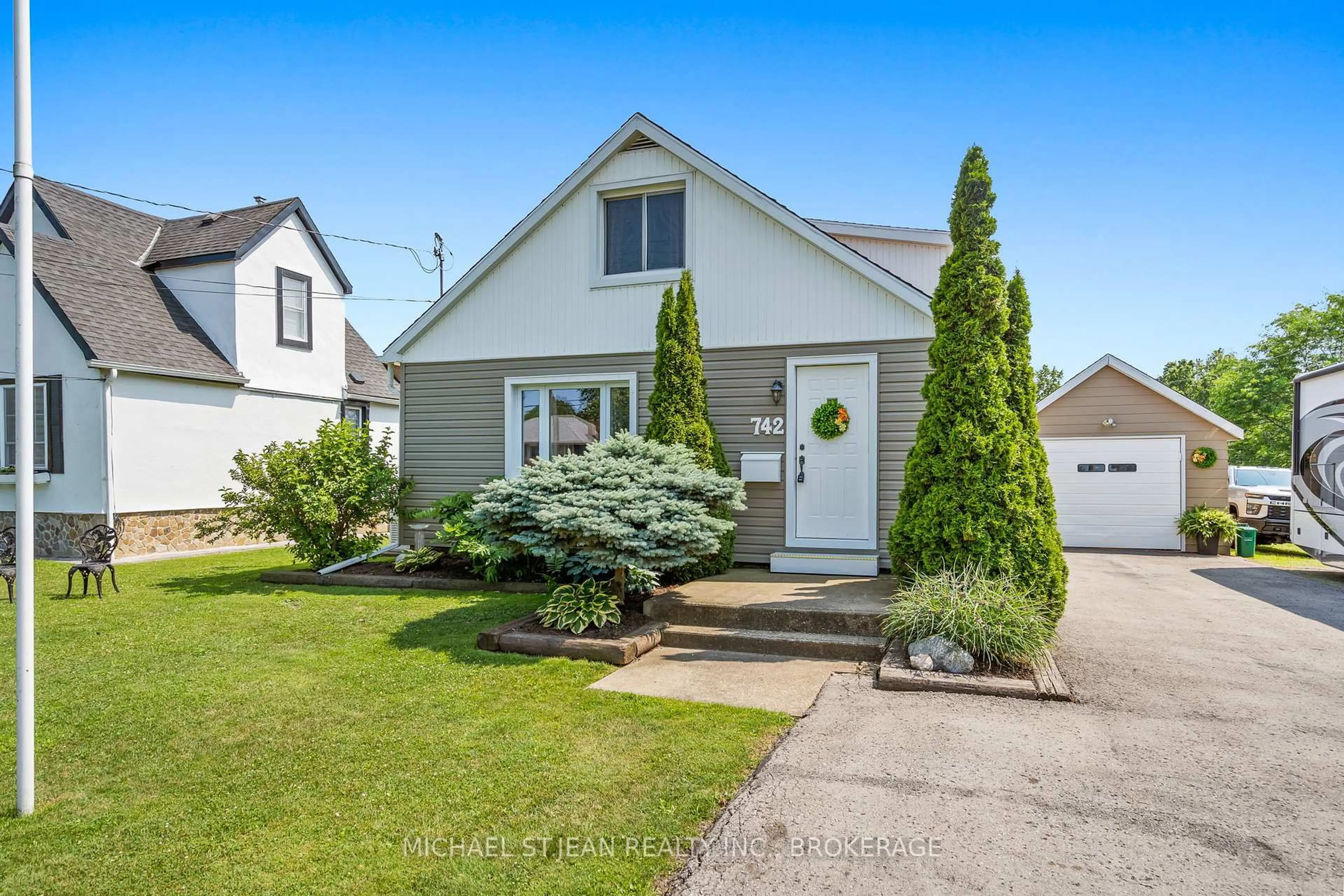 Home with vinyl exterior material, street for 742 Broadway St, Welland Ontario L3C 5M8